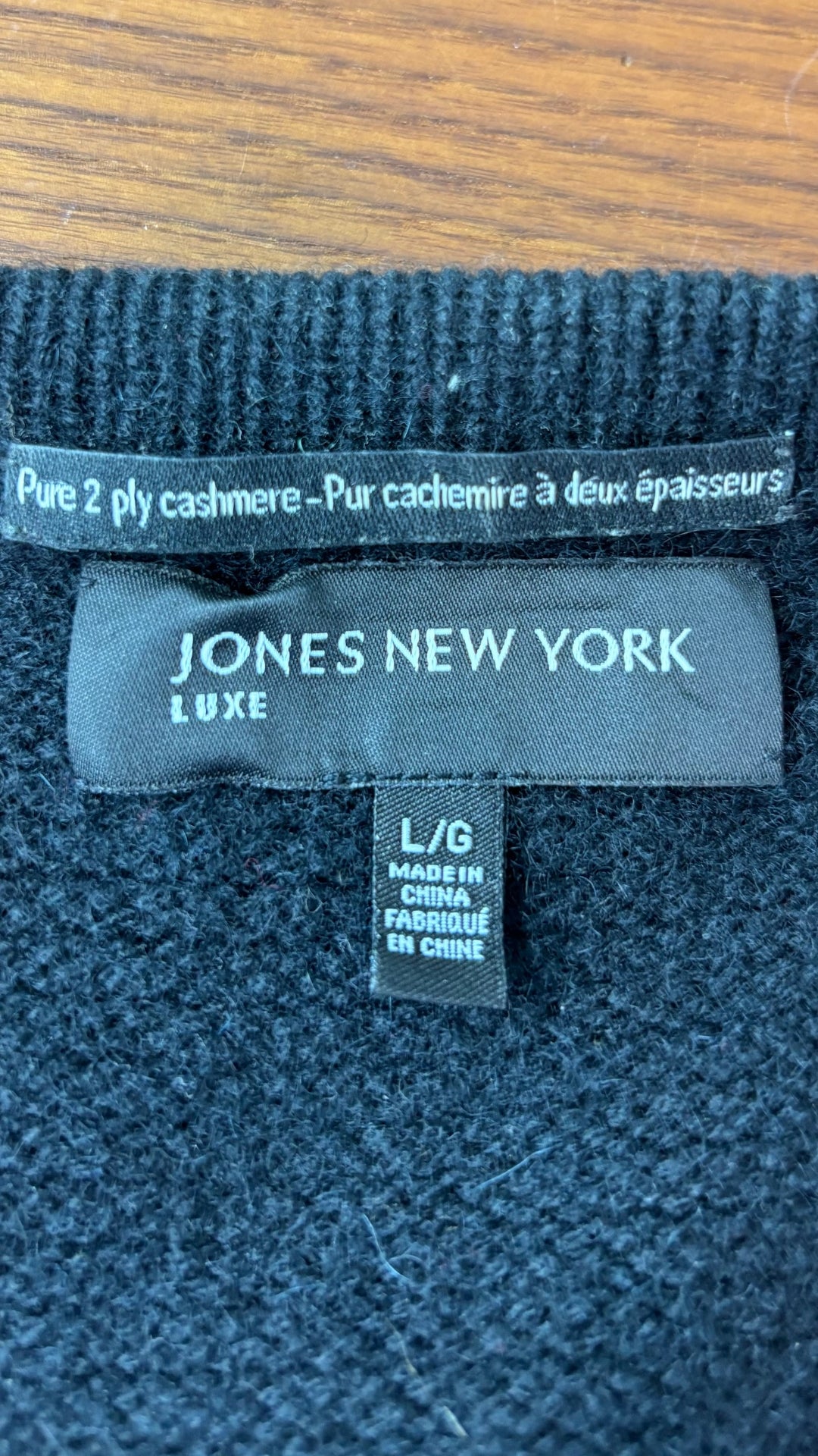 Veste noire à un bouton en cachemire Jones New York Luxe, taille large. Vue de l'étiquette.