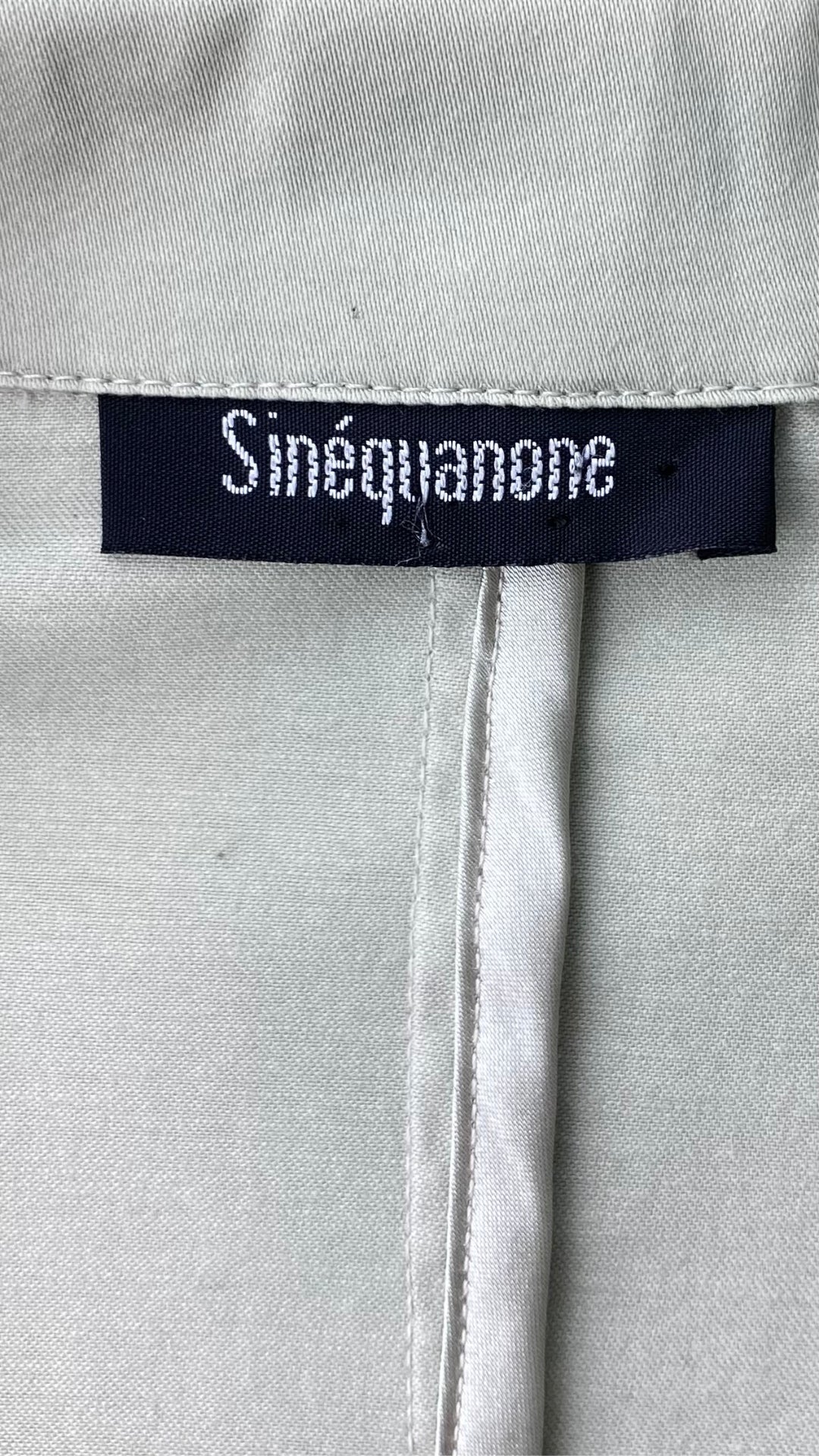 Veston court de couleur sauge, marque Sinéquanone, taille 40 (small-médium). Vue de l'étiquette de la marque.