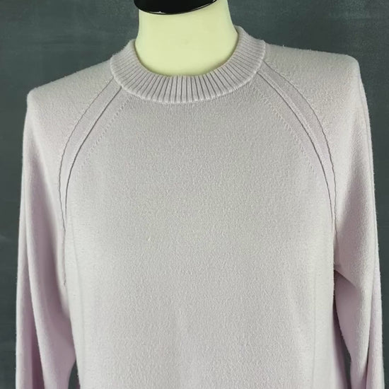 Chandail French Connection ample en tricot lilas. Vue de la vidéo qui présente tous les détails du tricot.