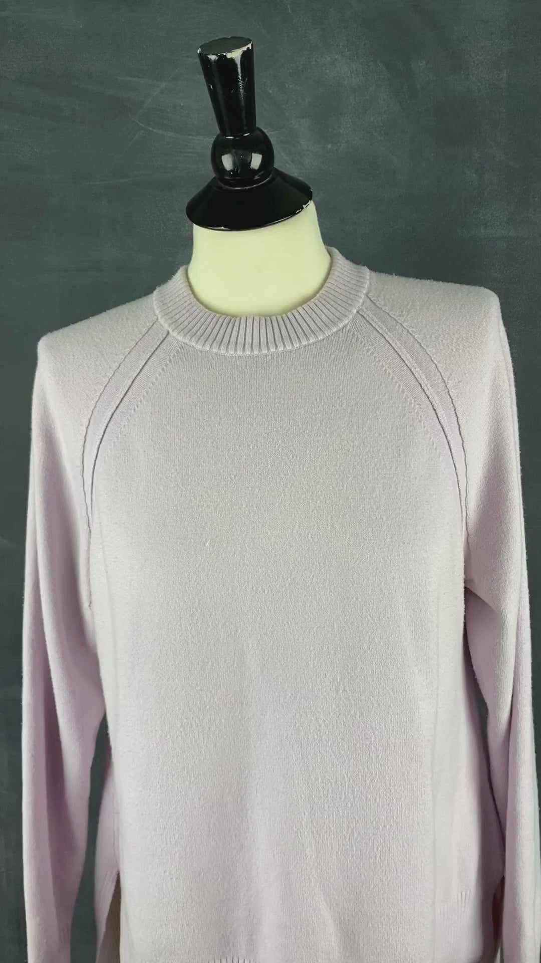 Chandail French Connection ample en tricot lilas. Vue de la vidéo qui présente tous les détails du tricot.