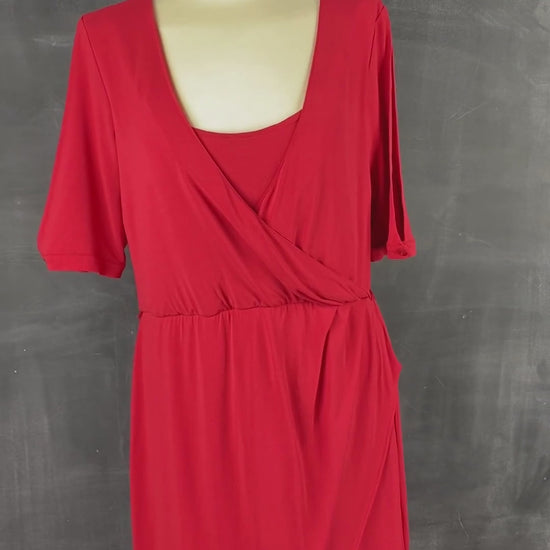 Robe rouge extensible de style portefeuille de la marque québécoise Iris Setlakwe. Magnifique coupe et superbe robe classique. Vue de la vidéo qui présente tous les détails de la magnifique robe.