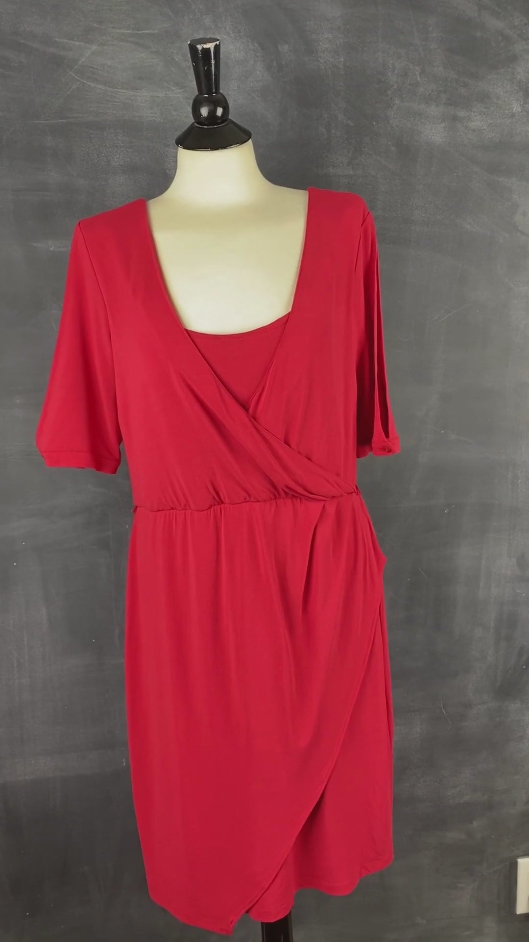 Robe rouge extensible de style portefeuille de la marque québécoise Iris Setlakwe. Magnifique coupe et superbe robe classique. Vue de la vidéo qui présente tous les détails de la magnifique robe.