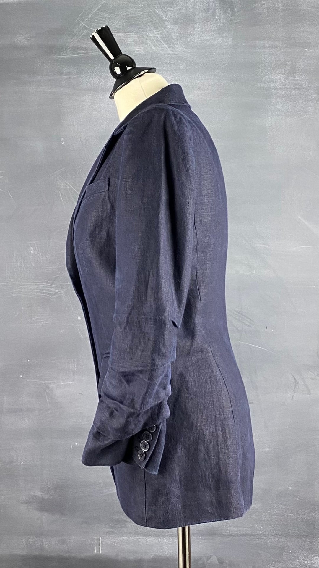 Veston estival parfait, ce blazer marine en lin Michael Kors est une base pour les températures chaudes. Vue de côté.