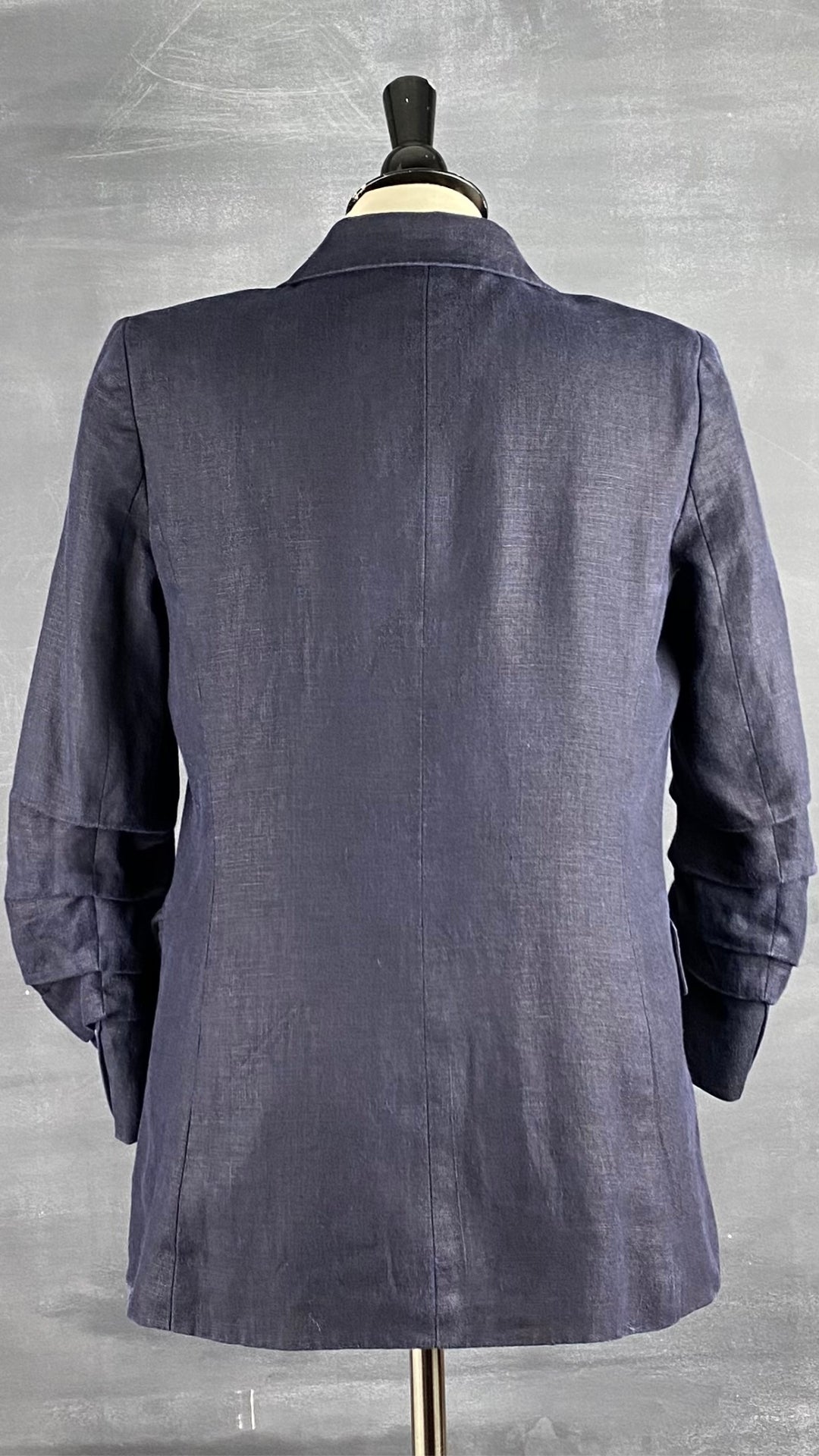 Veston estival parfait, ce blazer marine en lin Michael Kors est une base pour les températures chaudes. Vue de dos.