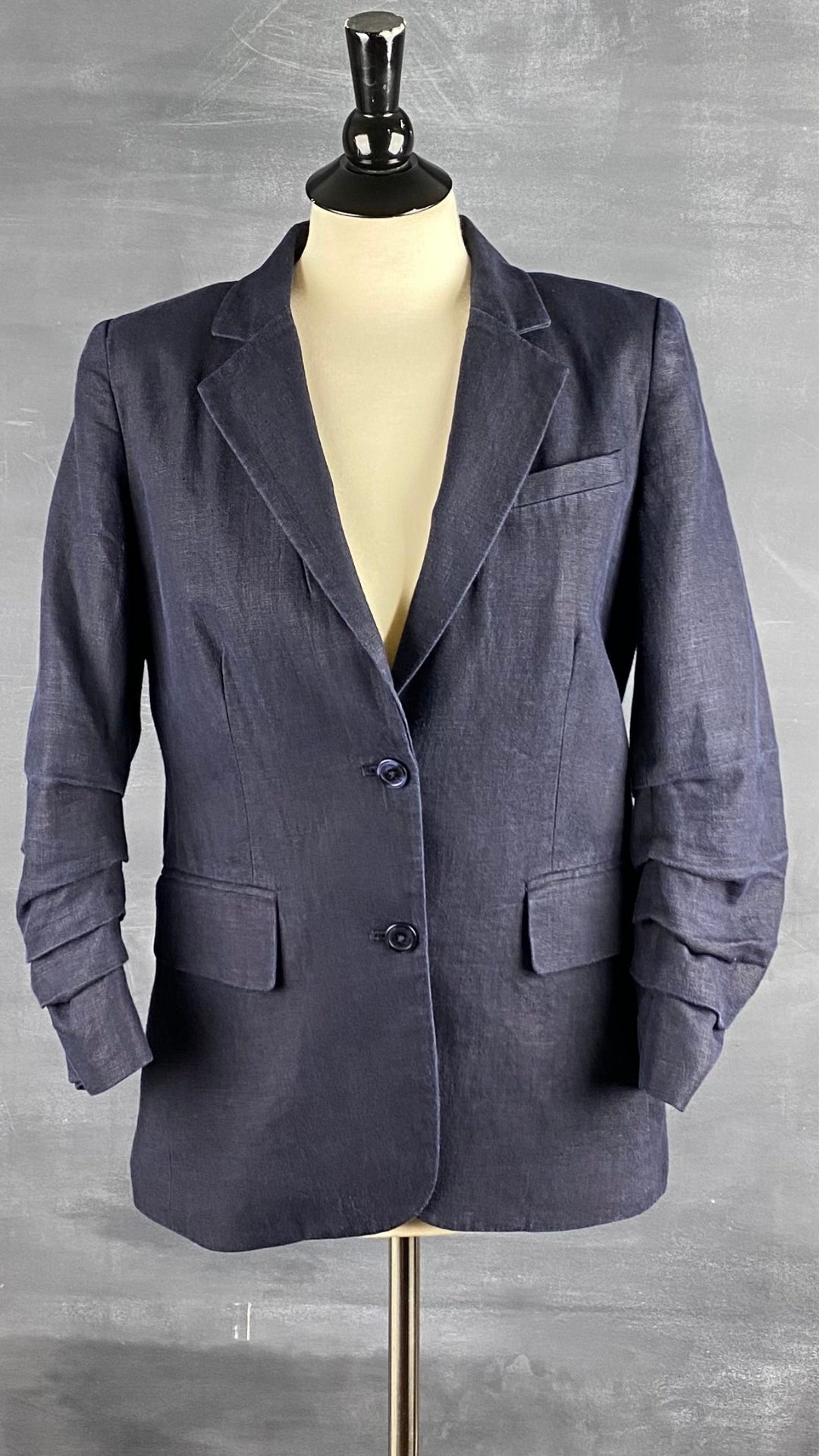Veston estival parfait, ce blazer marine en lin Michael Kors est une base pour les températures chaudes. Vue de face.