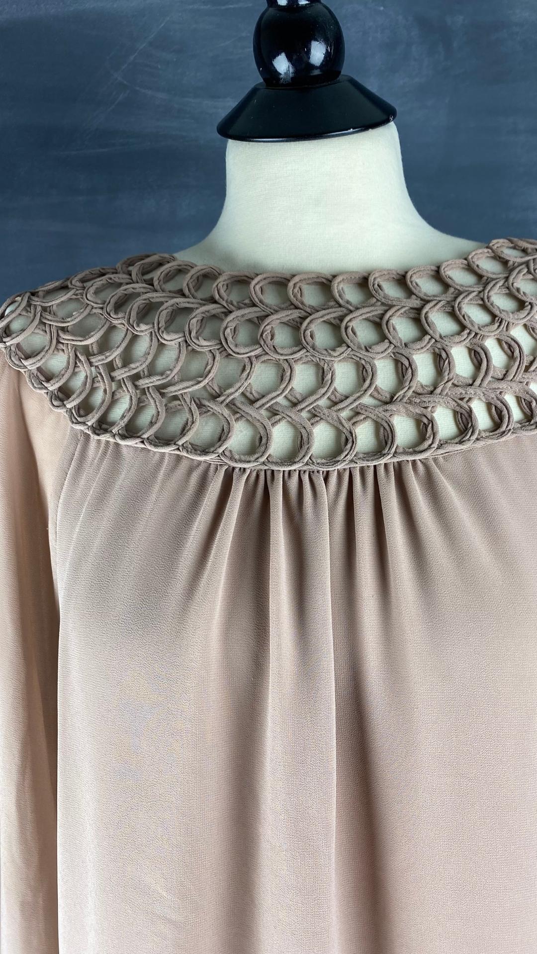 Cette splendide blouse possède un col détaillé ajouré spectaculaire, vue de face, détails du col et du devant de la blouse