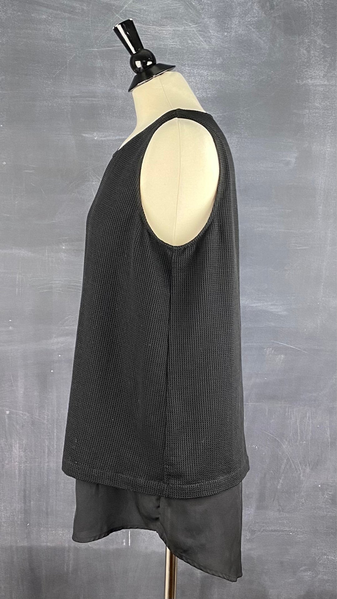 Camisole noire Rudsak double épaisseur avec filet. Vue de côté.