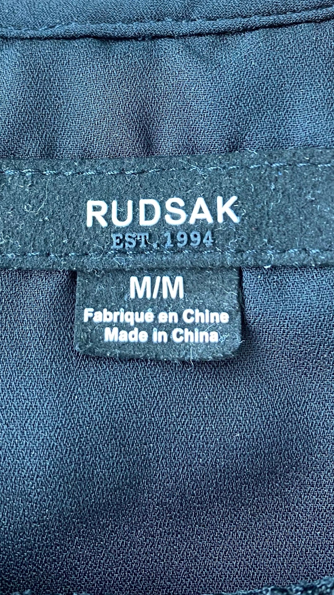 Camisole noire Rudsak double épaisseur avec filet. Vue de l'étiquette de marque et taille.