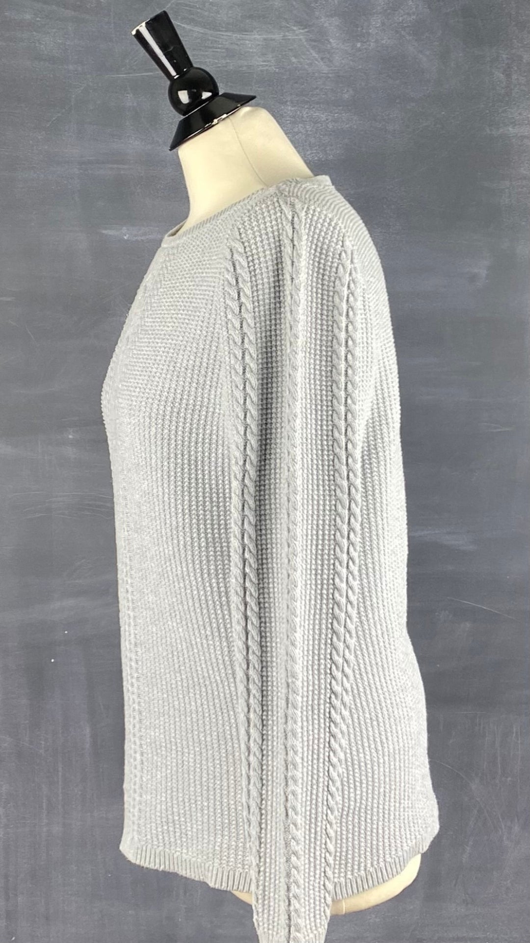 Chandail en tricot gris Nautica avec de magnifiques torsades aux manches et sur le devant. Vue de côté.