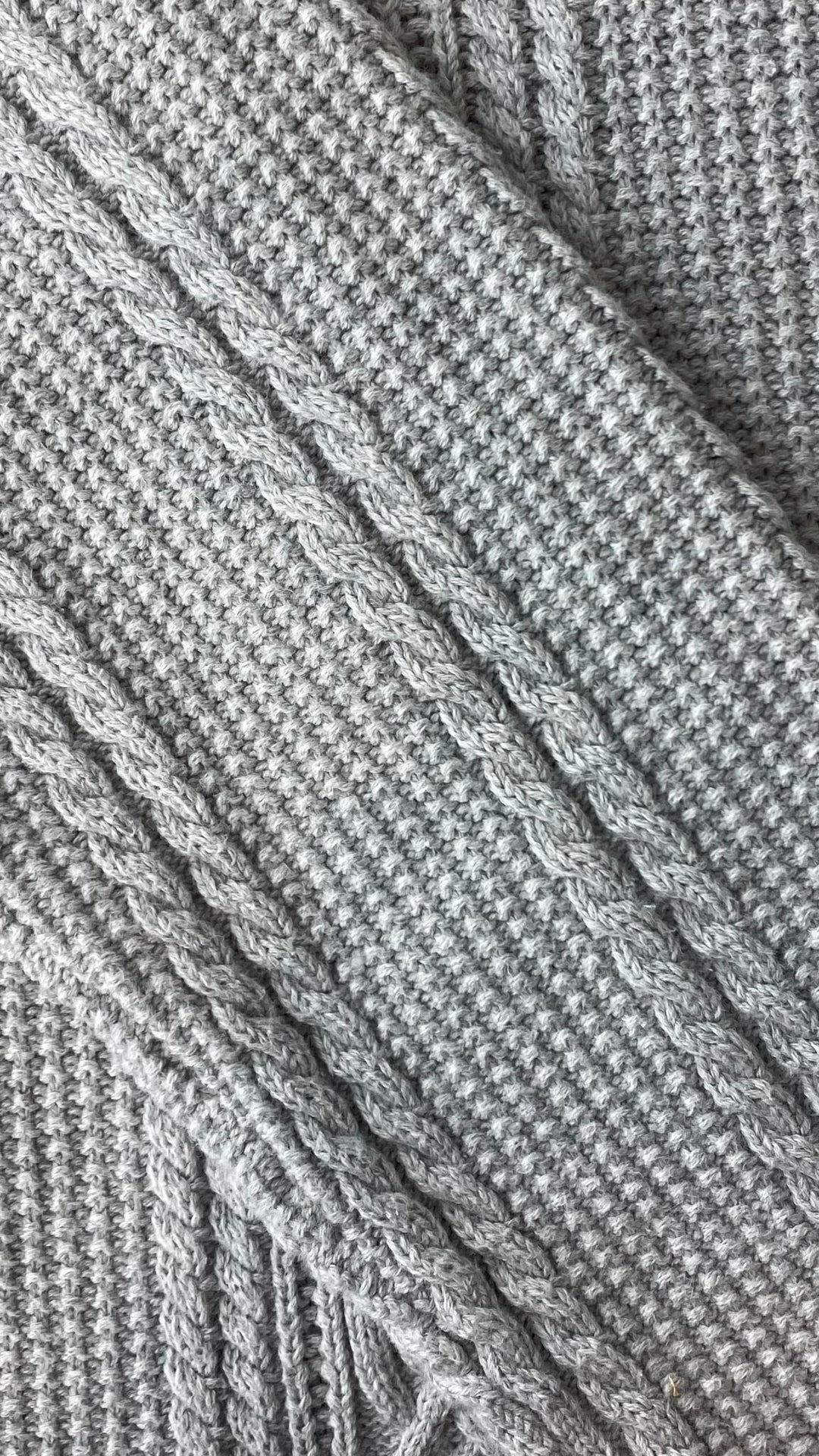 Chandail en tricot gris Nautica avec de magnifiques torsades aux manches et sur le devant. Vue de près de la manche.