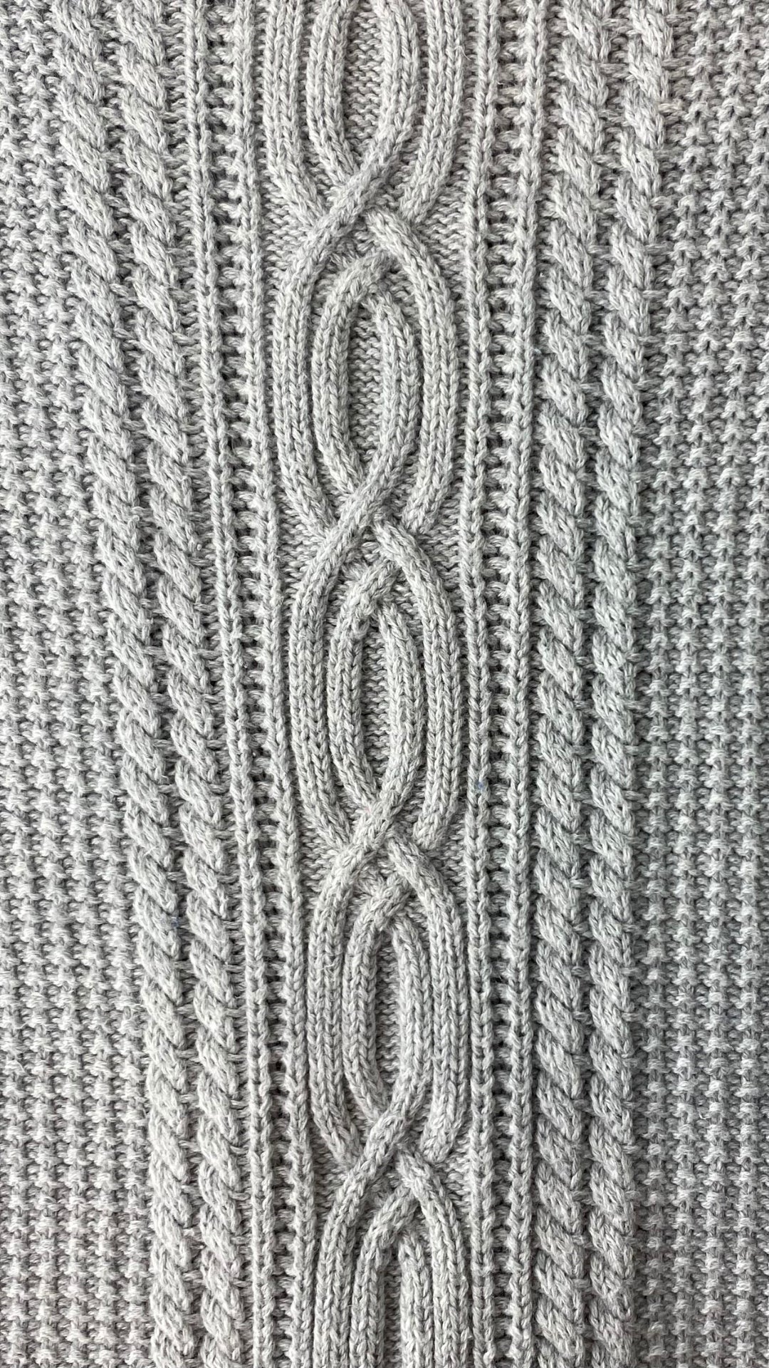 Chandail en tricot gris Nautica avec de magnifiques torsades aux manches et sur le devant. Vue des torsades du devant du chandail.