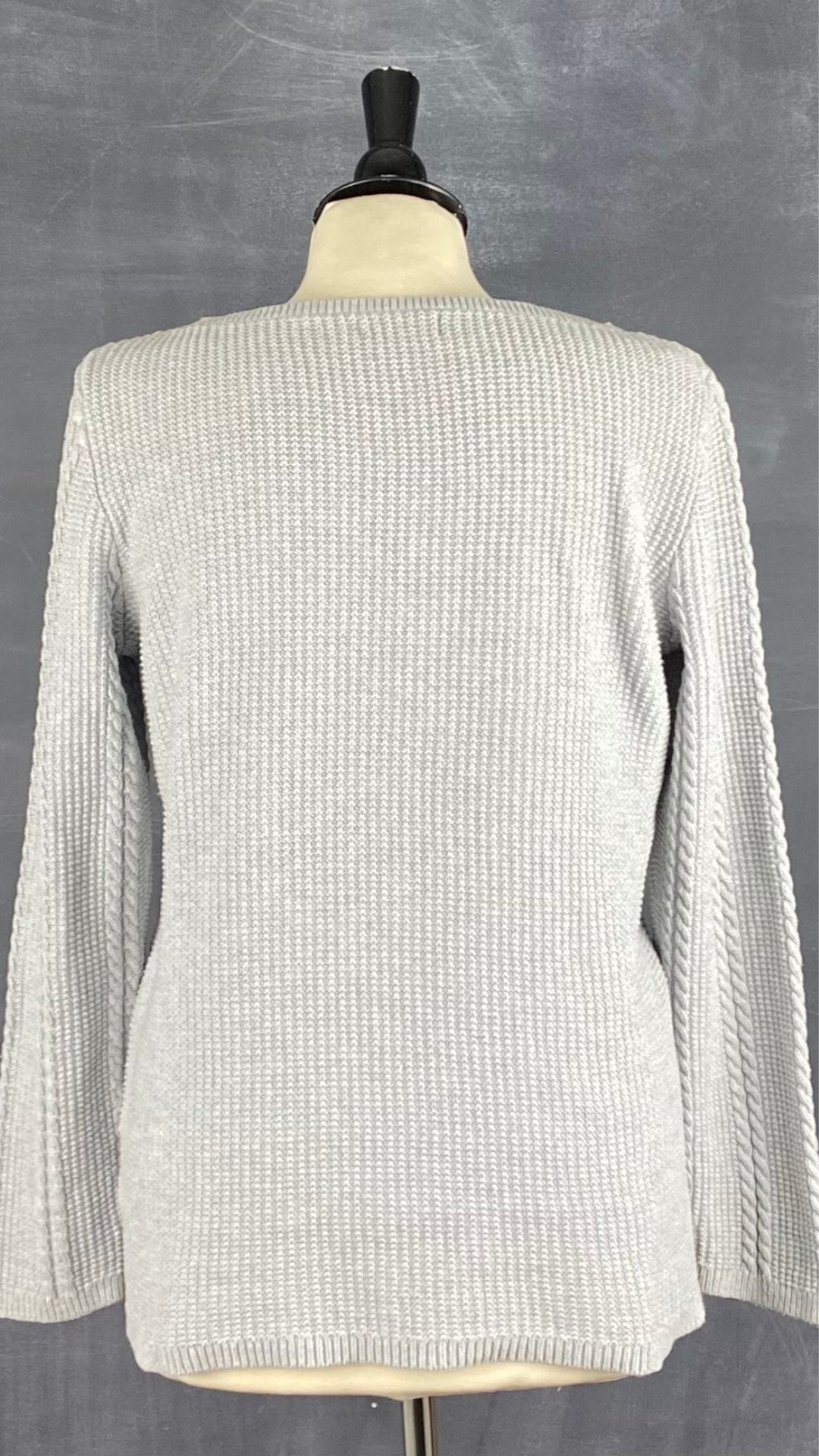 Chandail en tricot gris Nautica avec de magnifiques torsades aux manches et sur le devant. Vue de dos.