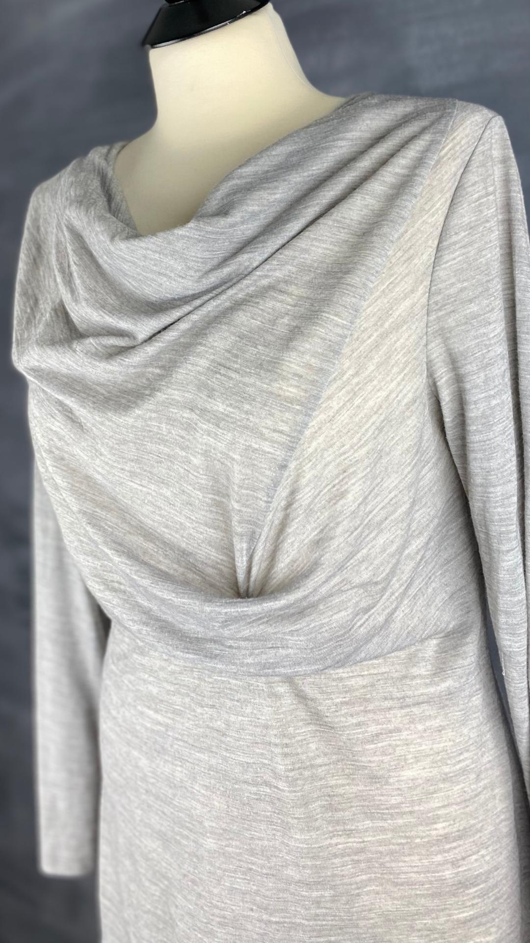 Chandail mince col drapé Olsen Europe composé de polyester et de laine. Une base de la garde-robe, vue légèrement de côté.