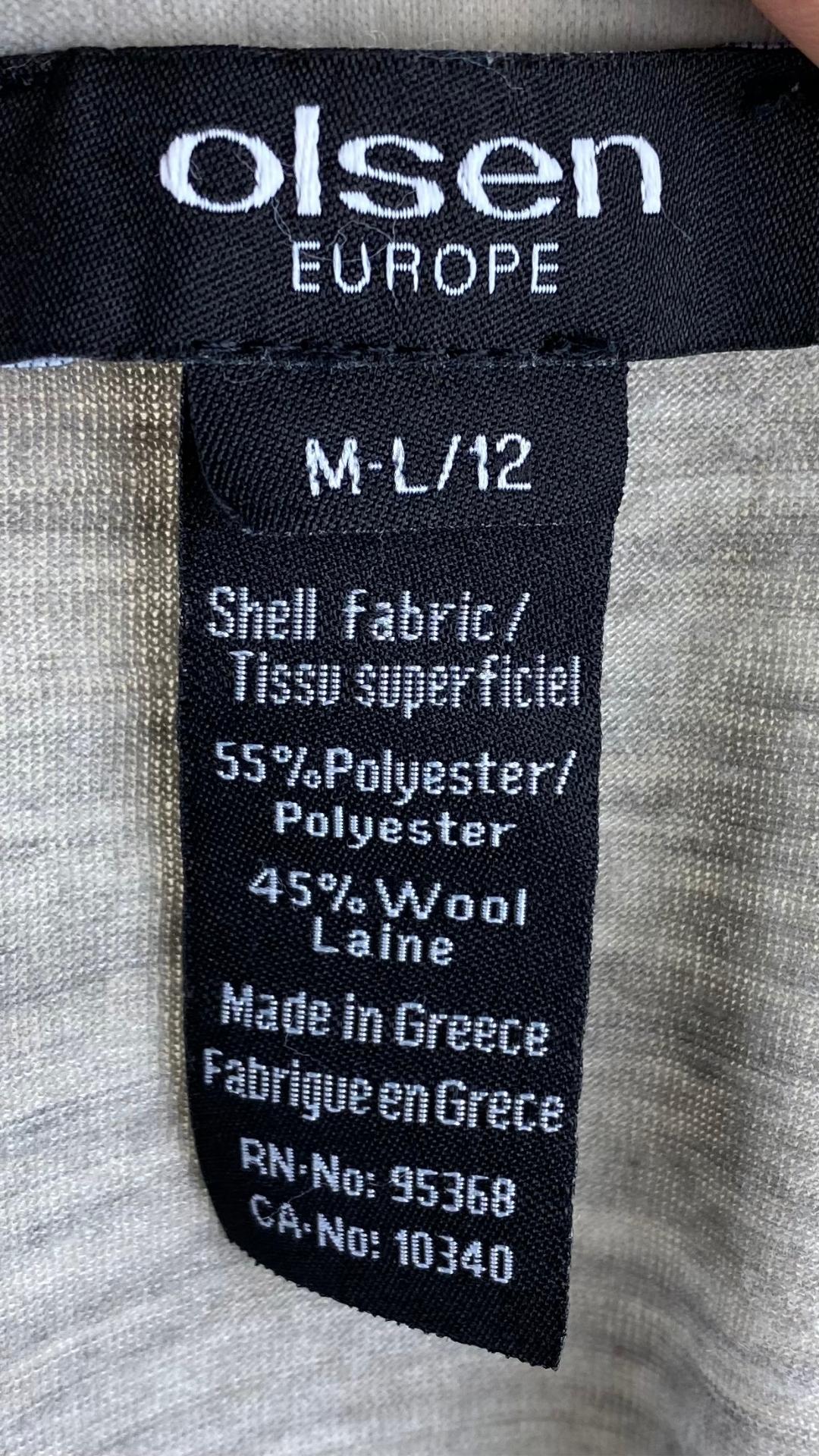 Chandail mince col drapé Olsen Europe composé de polyester et de laine. Une base de la garde-robe, vue de l'étiquette de marque, taille et composition.