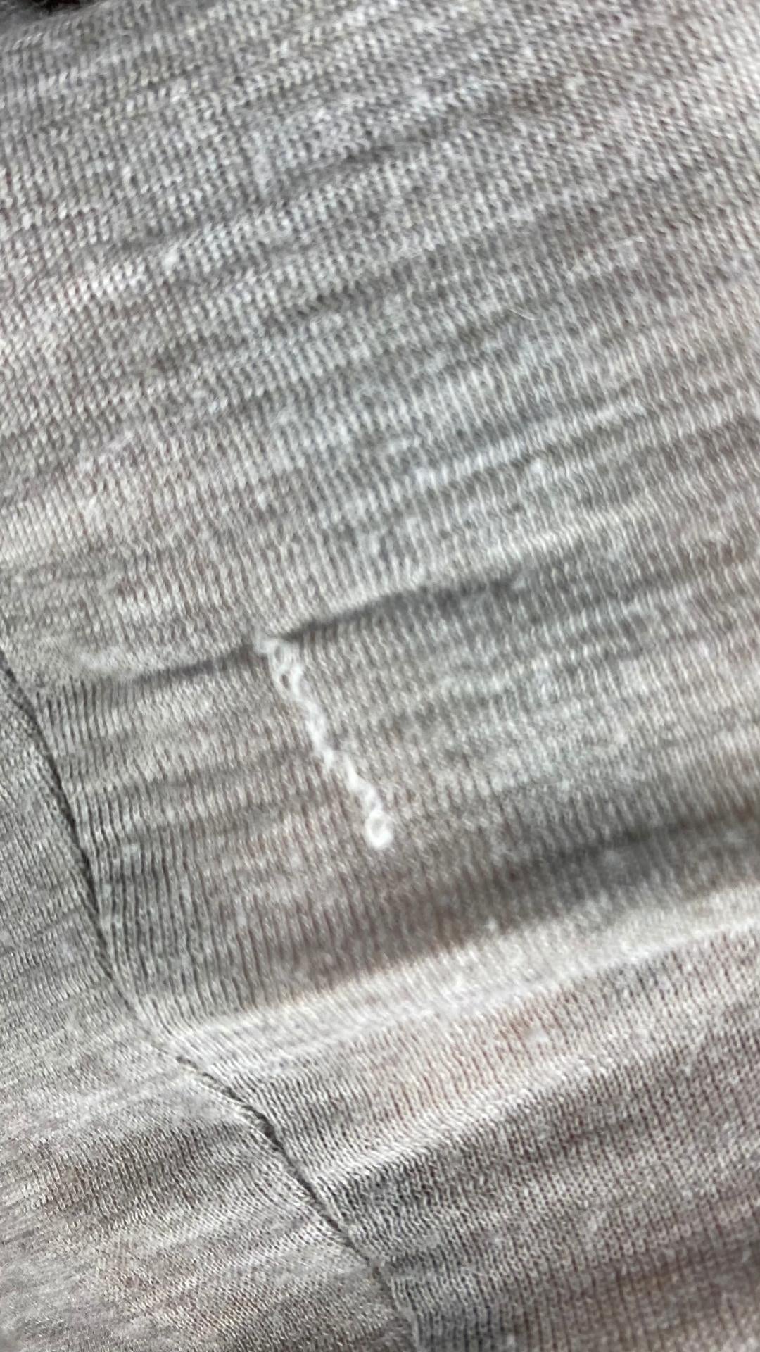 Chandail mince col drapé Olsen Europe composé de polyester et de laine. Une base de la garde-robe, vue du petit fil tiré sur la manche.