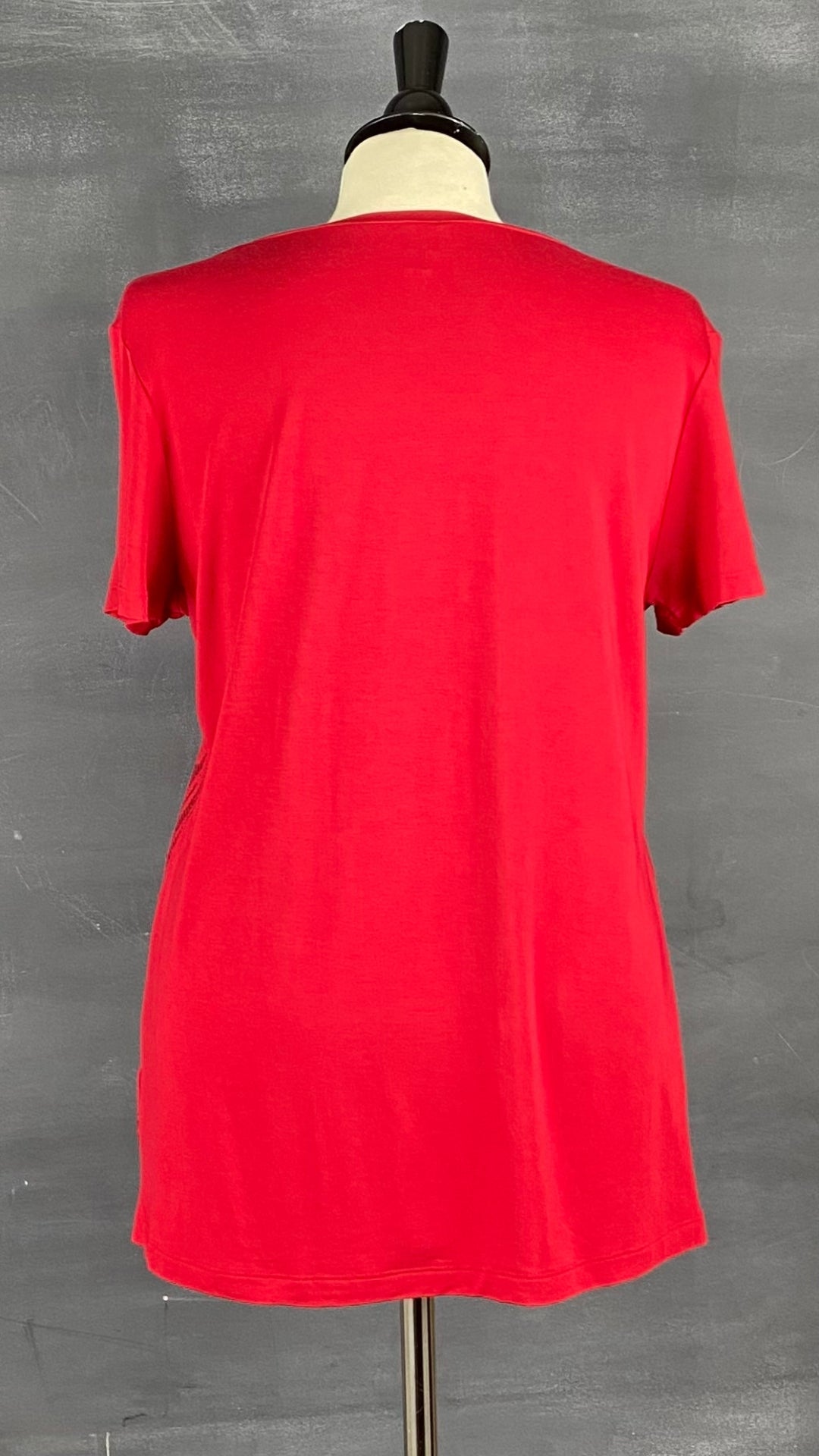 Un joli t-shirt rouge à paillettes pour égayer tes looks festifs. Vue de dos.