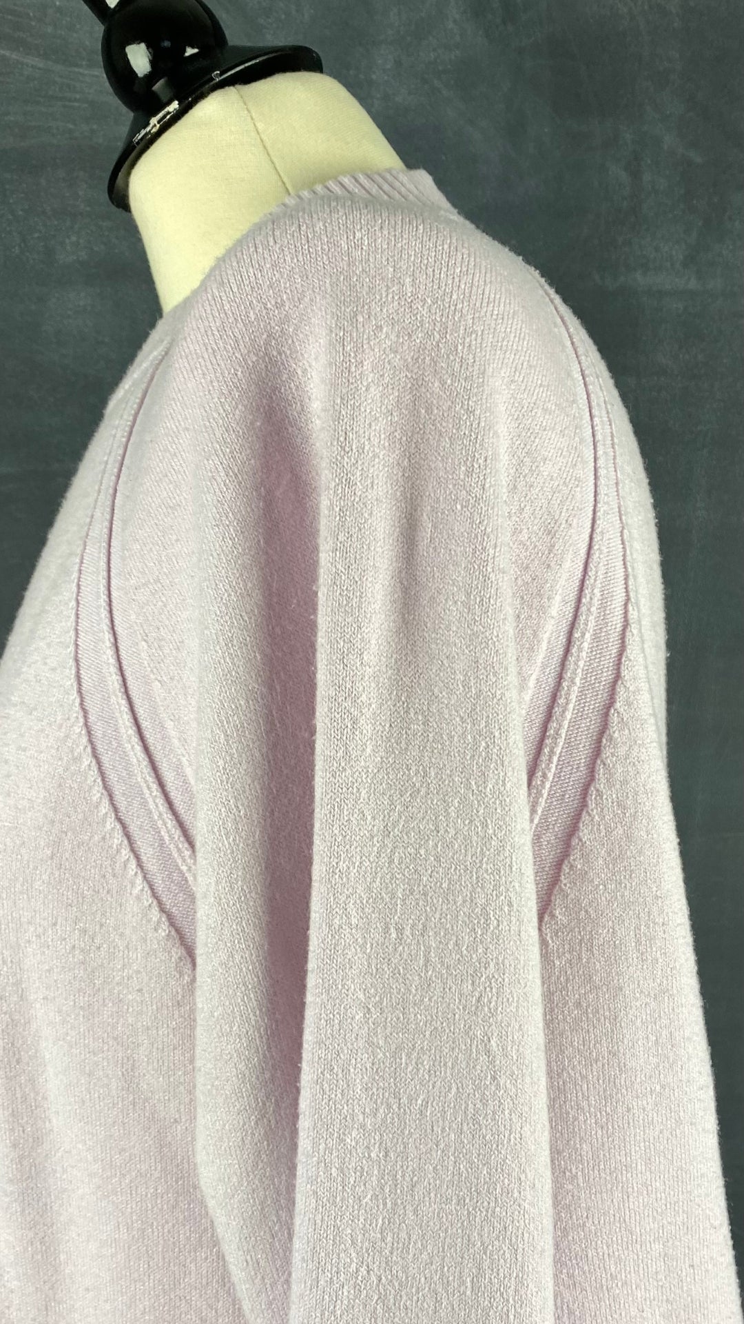 Chandail French Connection ample en tricot lilas. Vue de l'épaule de côté.