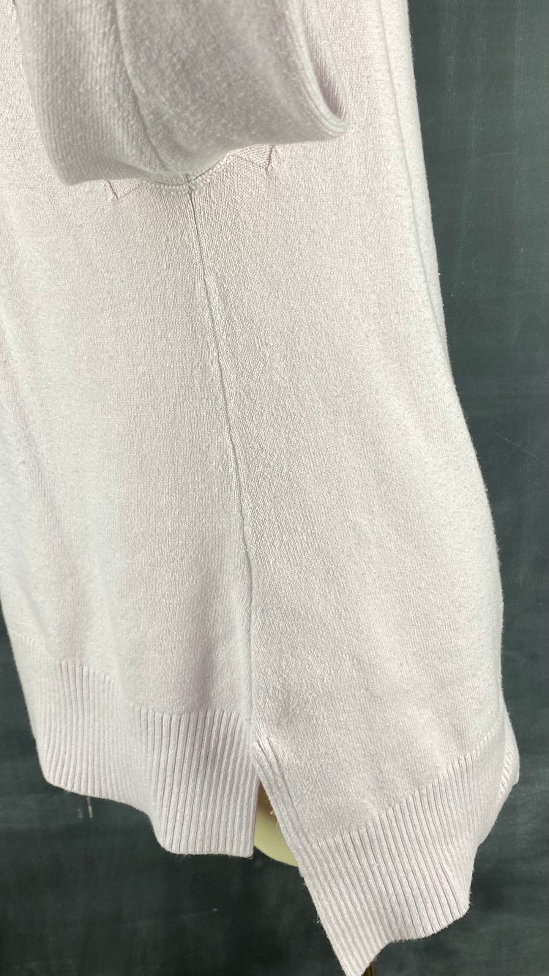 Chandail French Connection ample en tricot lilas. Vue de côté, le dos plus long que le devant.
