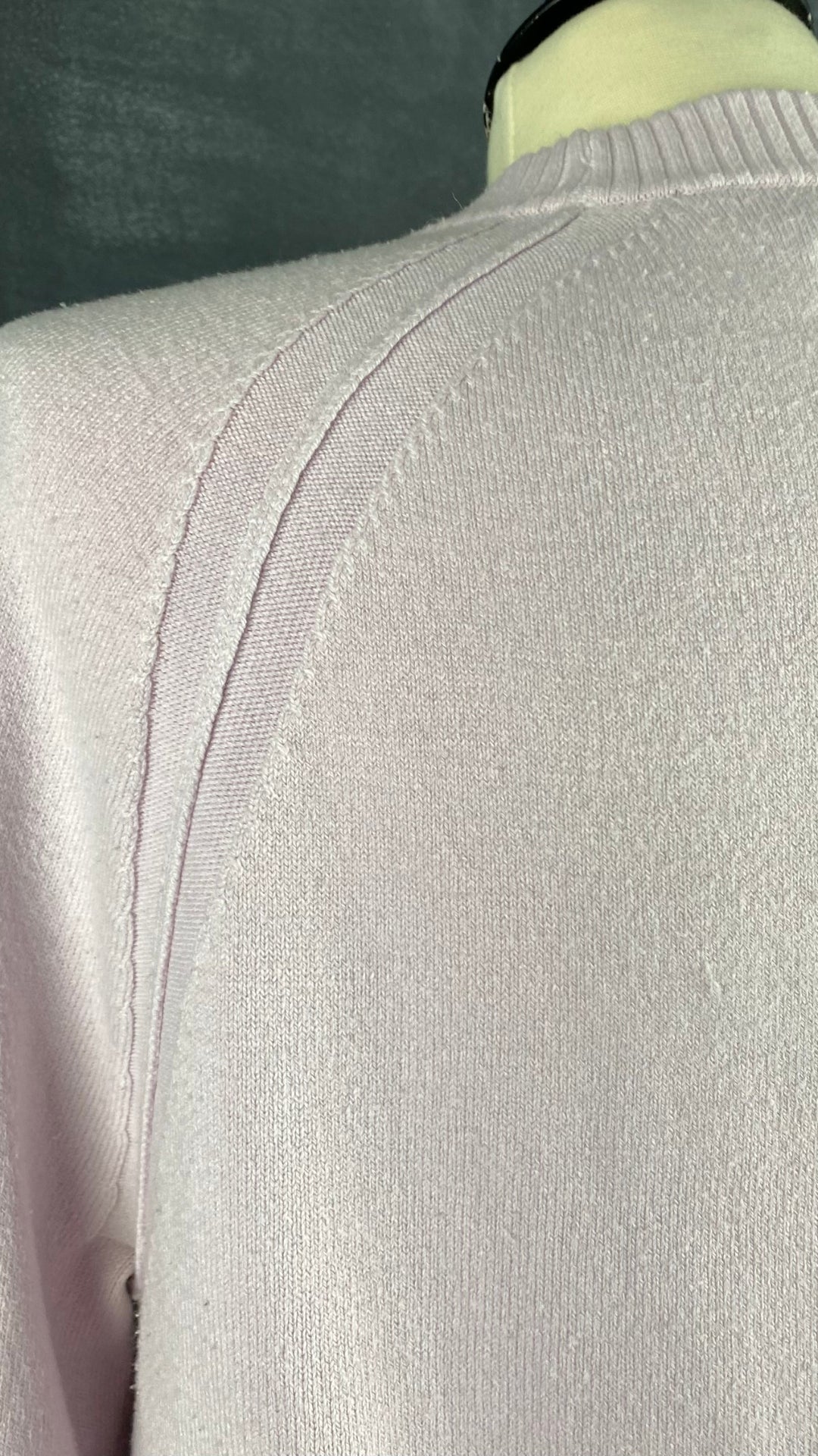 Chandail French Connection ample en tricot lilas. Vue de l'épaule de dos.