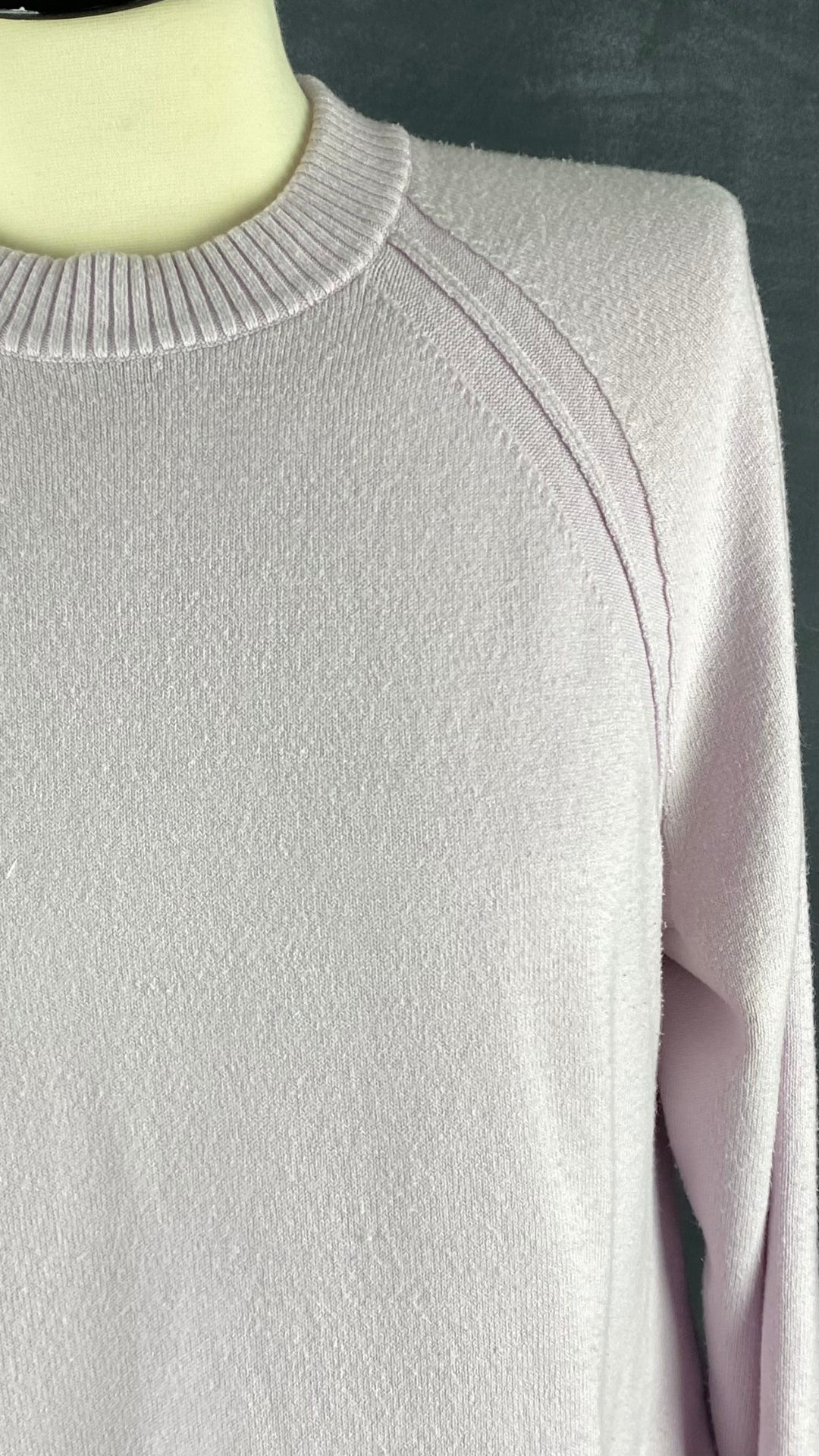 Chandail French Connection ample en tricot lilas. Vue de près de l'épaule de face.