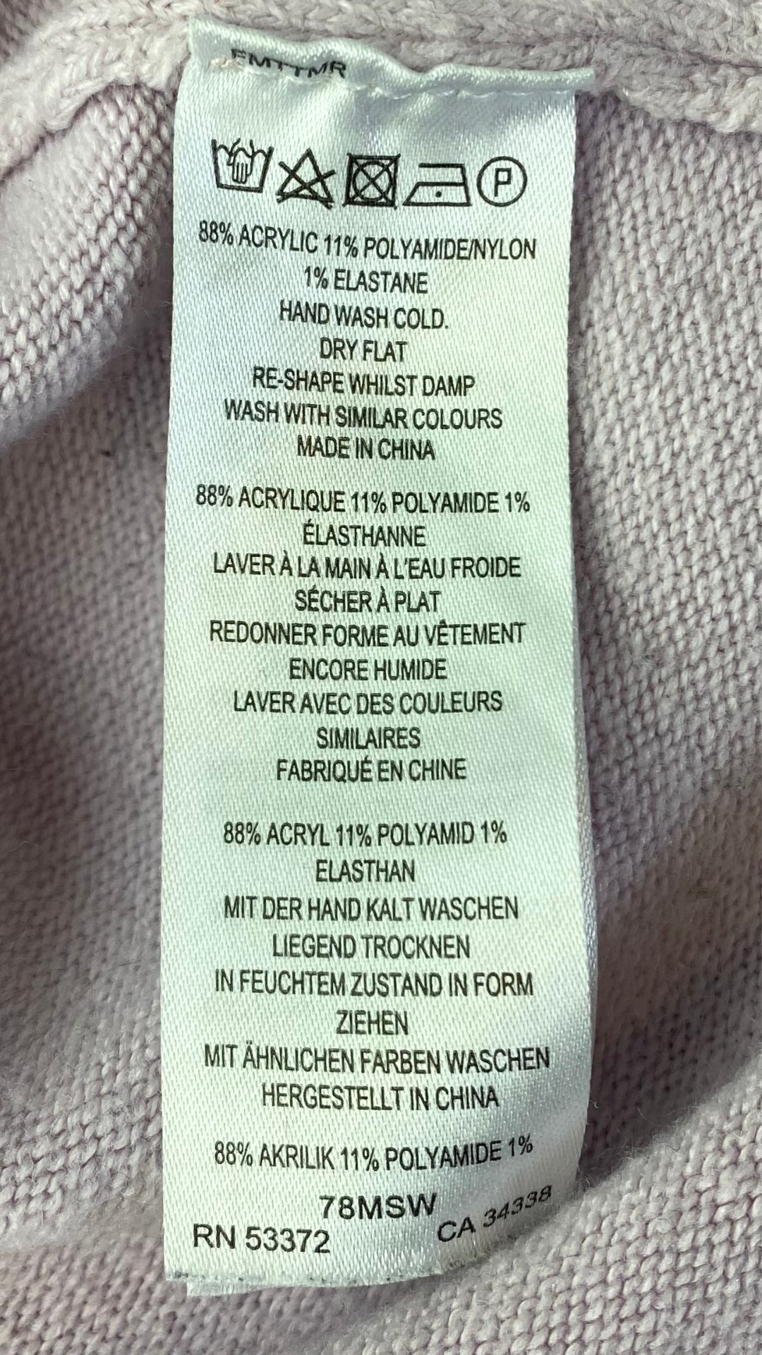 Chandail French Connection ample en tricot lilas. Vue de l'étiquette d'entretien et composition.