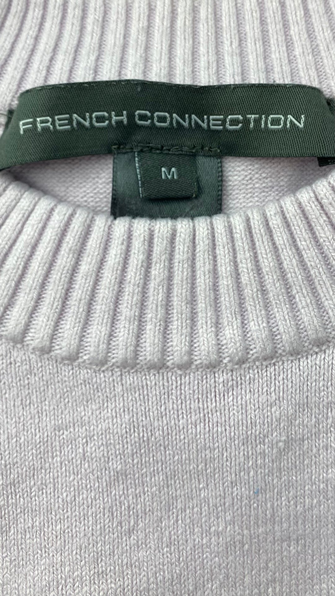 Chandail French Connection ample en tricot lilas. Vue de l'étiquette de marque et taille.