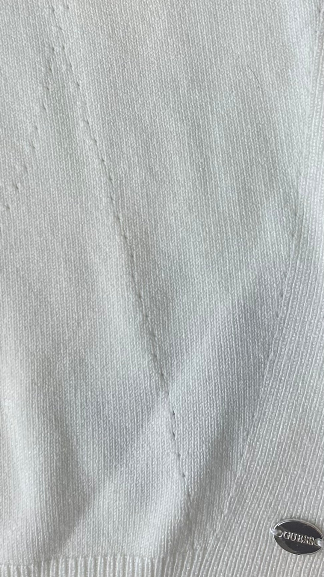 Chandail crème en tricot Guess à une manche. Vue de détails dans le tissu.