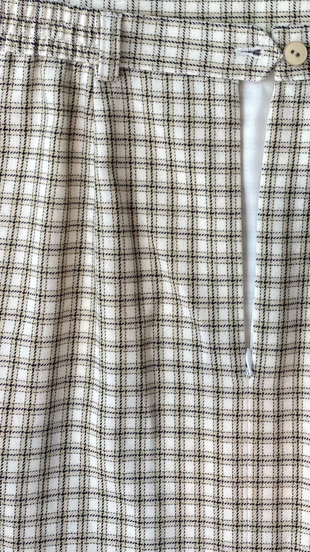 Jupe crayon en lainage à carreaux crème Lucia, vue de l'élastique à la taille ainsi que de la fermeture éclair et du bouton.