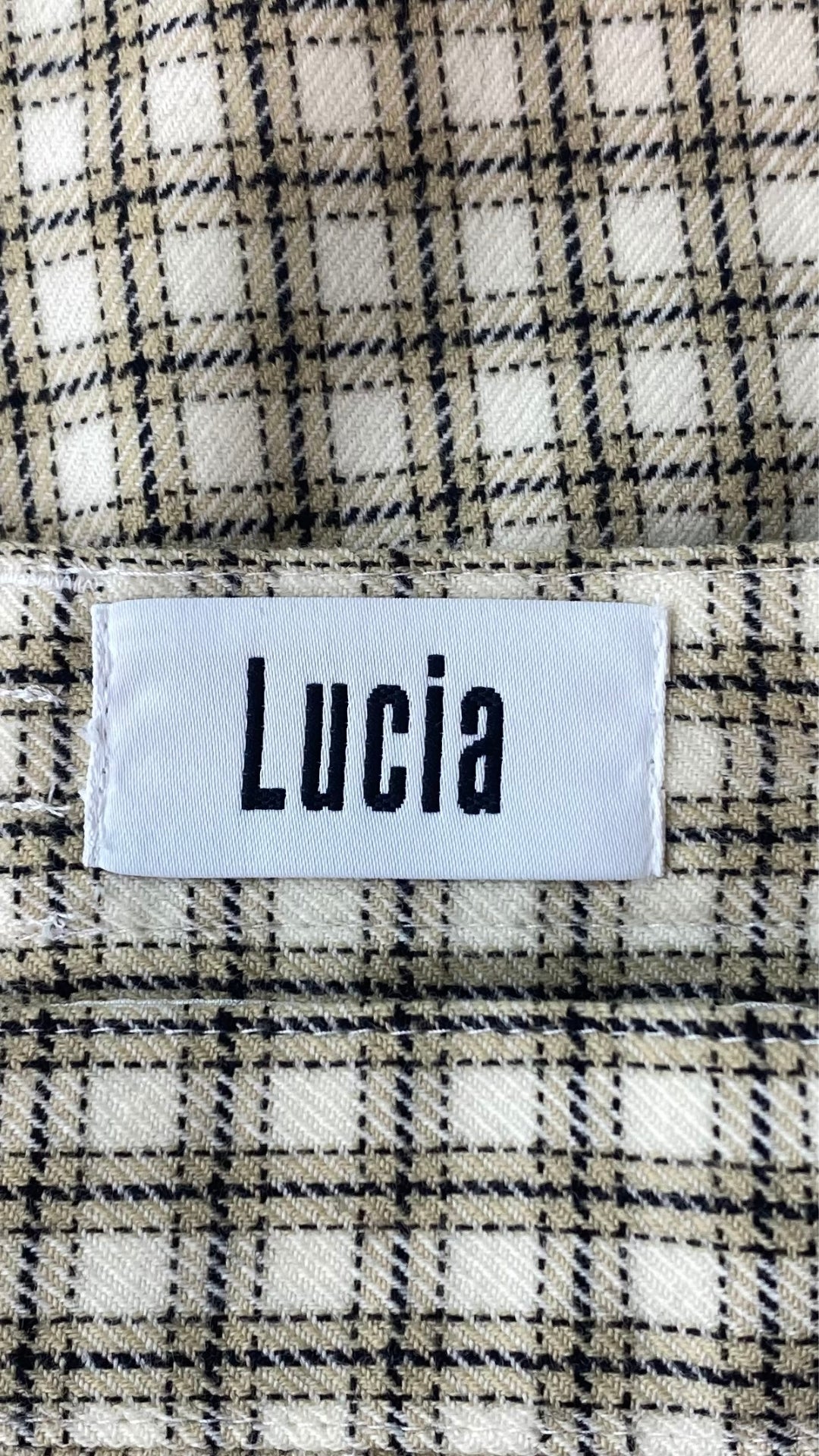 Jupe crayon en lainage à carreaux crème Lucia, vue de l'étiquette de la marque.