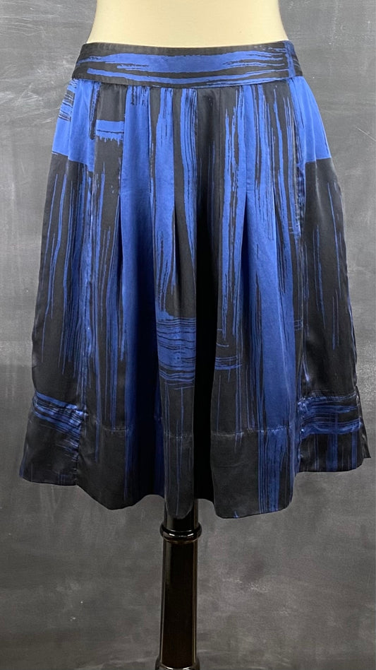 Jupe en soie plissée à motifs abstraits bleu royal et noir. Vue de face.