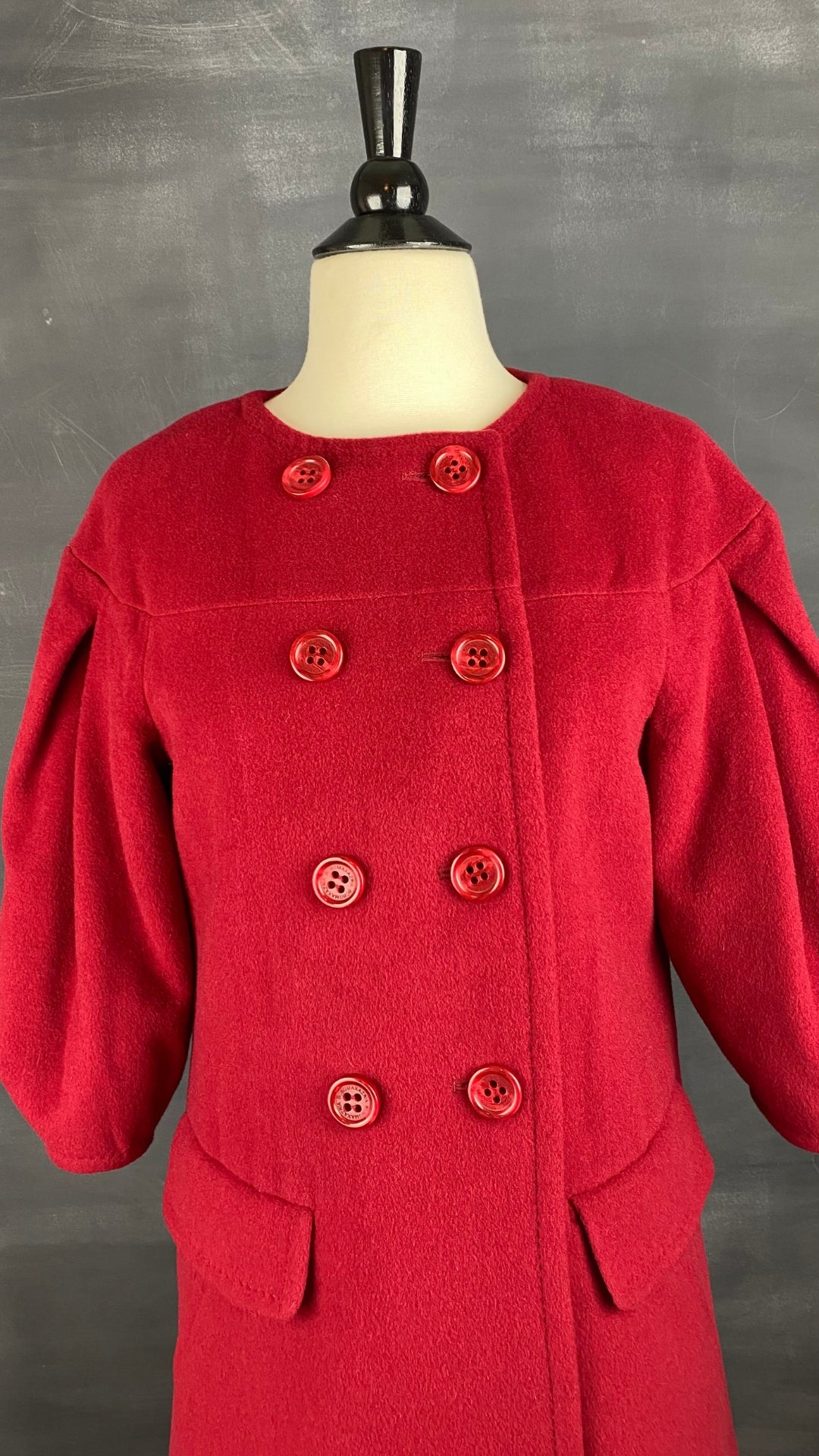 Manteau assez long en lainage rouge, manches ballons, BCBGMAXAZRIA, vue de près des boutons.