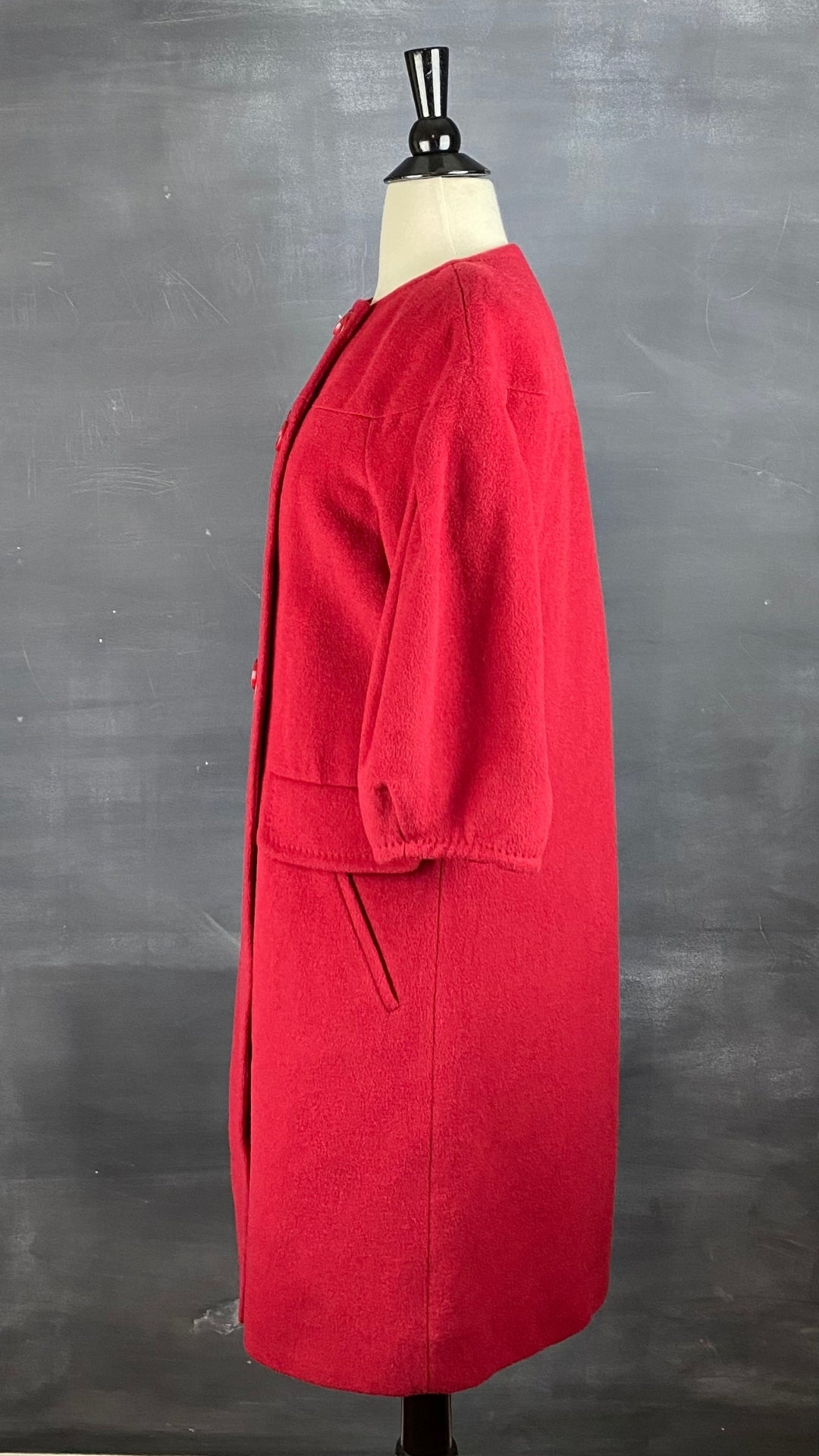 Manteau assez long en lainage rouge, manches ballons, BCBGMAXAZRIA, vue de côté.