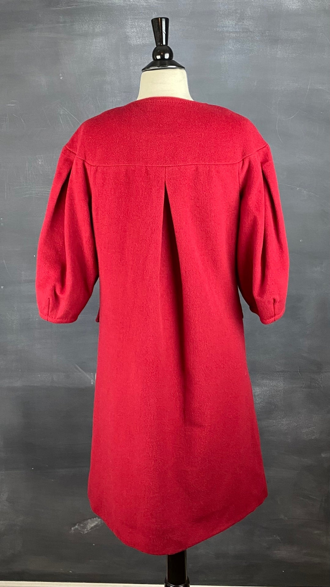 Manteau assez long en lainage rouge, manches ballons, BCBGMAXAZRIA, vue de dos.