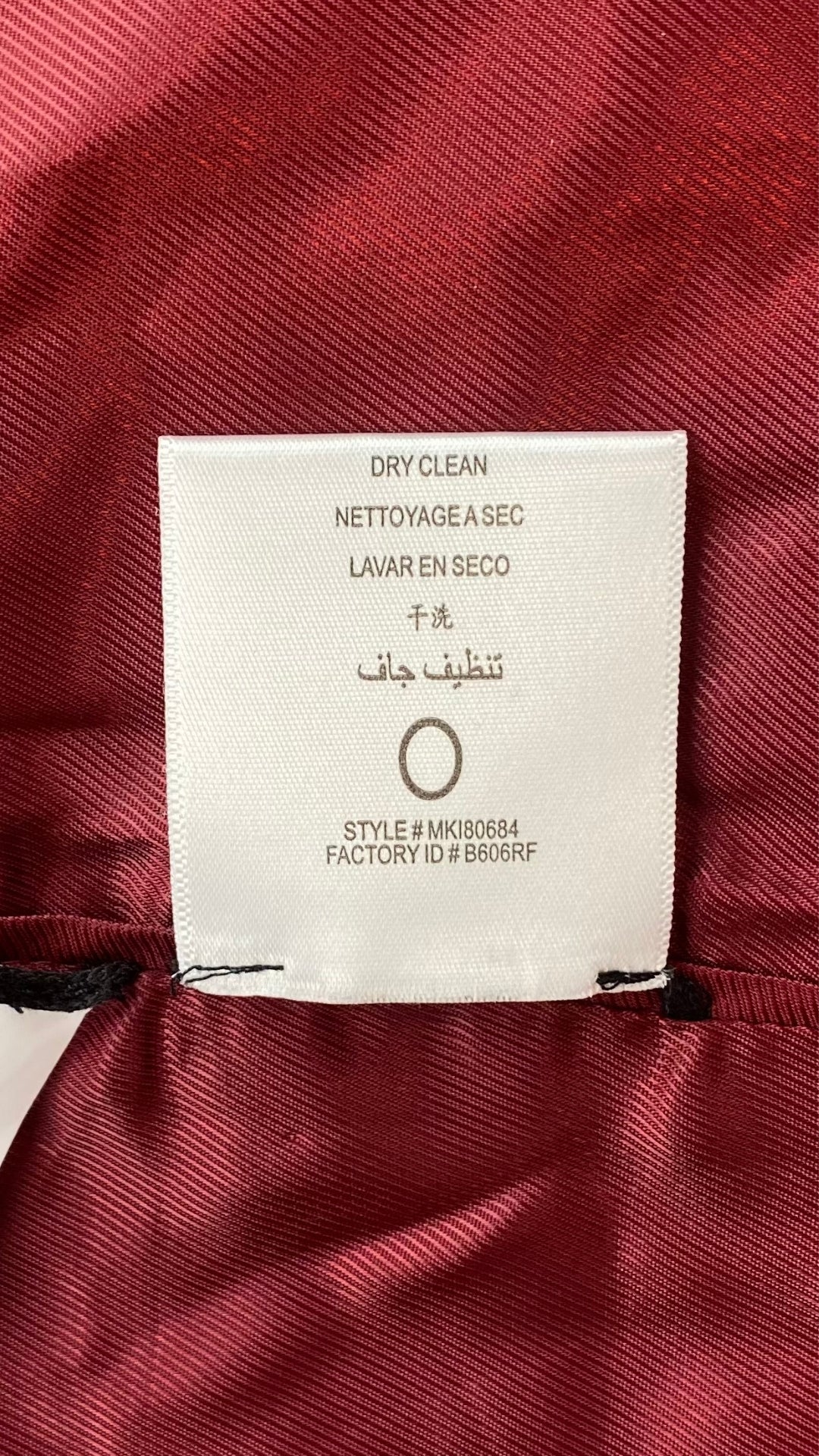 Manteau assez long en lainage rouge, manches ballons, BCBGMAXAZRIA, vue de l'étiquette d'entretien.