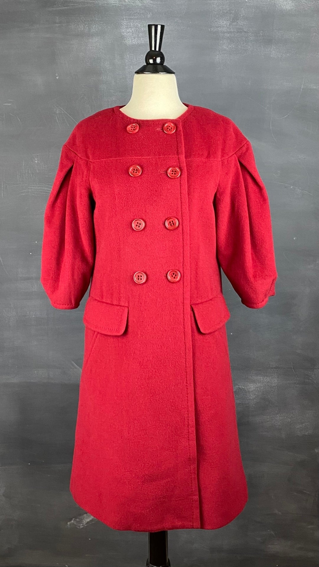 Manteau assez long en lainage rouge, manches ballons, BCBGMAXAZRIA, vue de face.