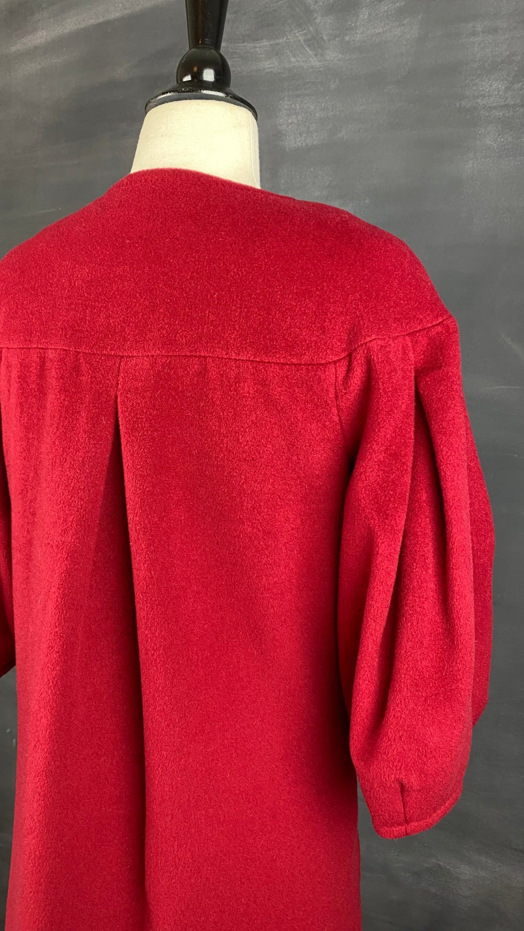 Manteau assez long en lainage rouge, manches ballons, BCBGMAXAZRIA, vue de près de la manche et du dos.