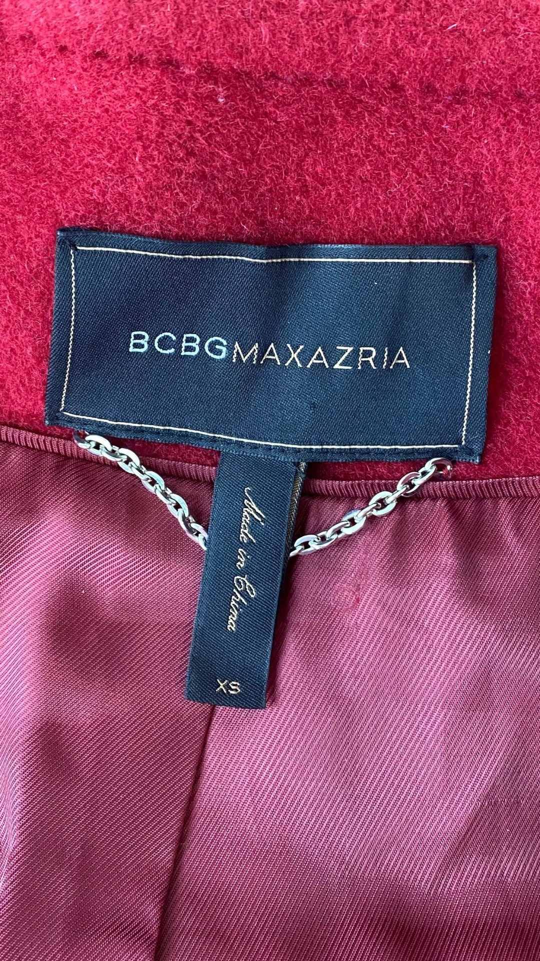 Manteau assez long en lainage rouge, manches ballons, BCBGMAXAZRIA, vue de  l'étiquette de marque et taille.