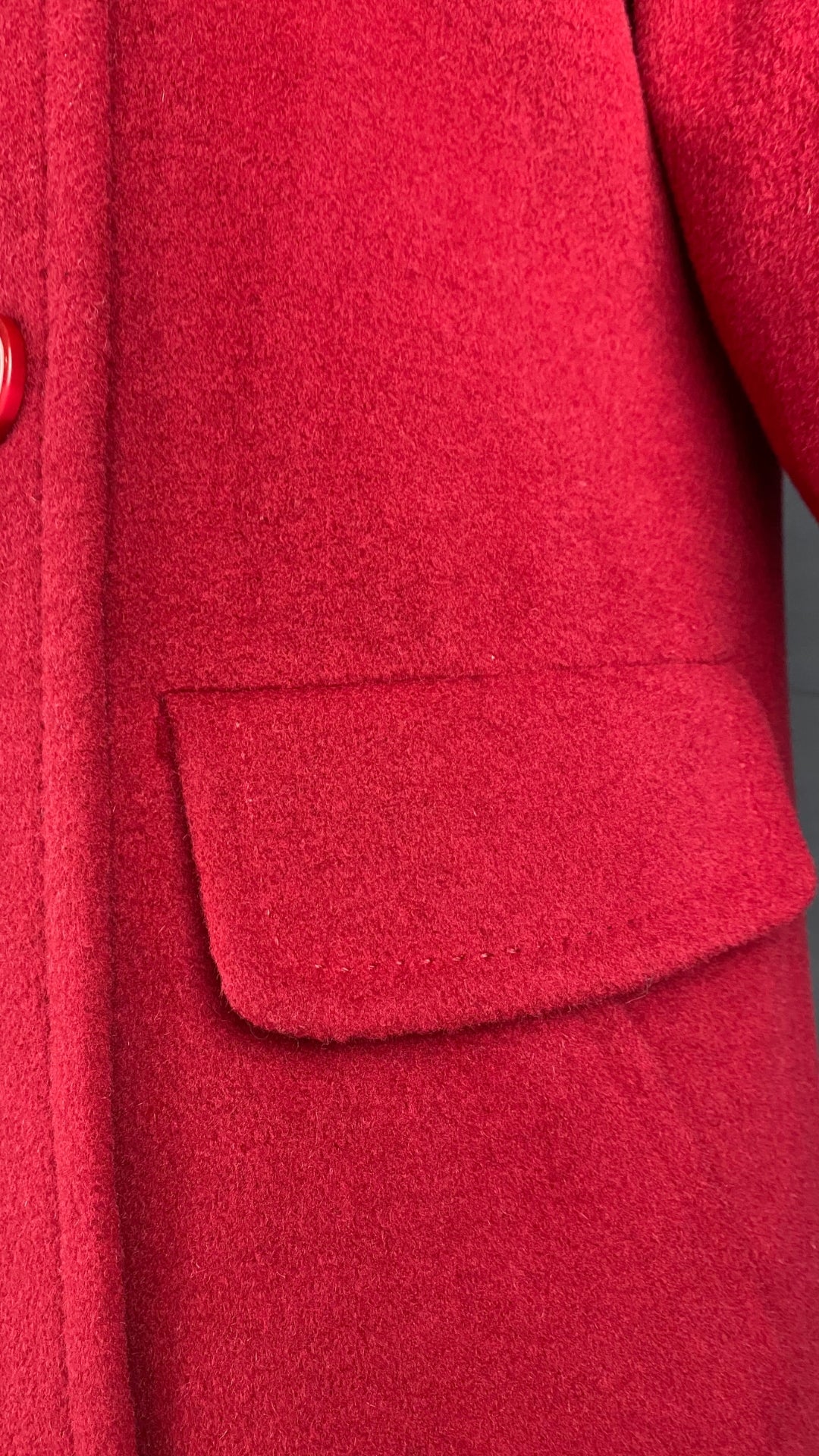 Manteau assez long en lainage rouge, manches ballons, BCBGMAXAZRIA, vue de près de la poche.