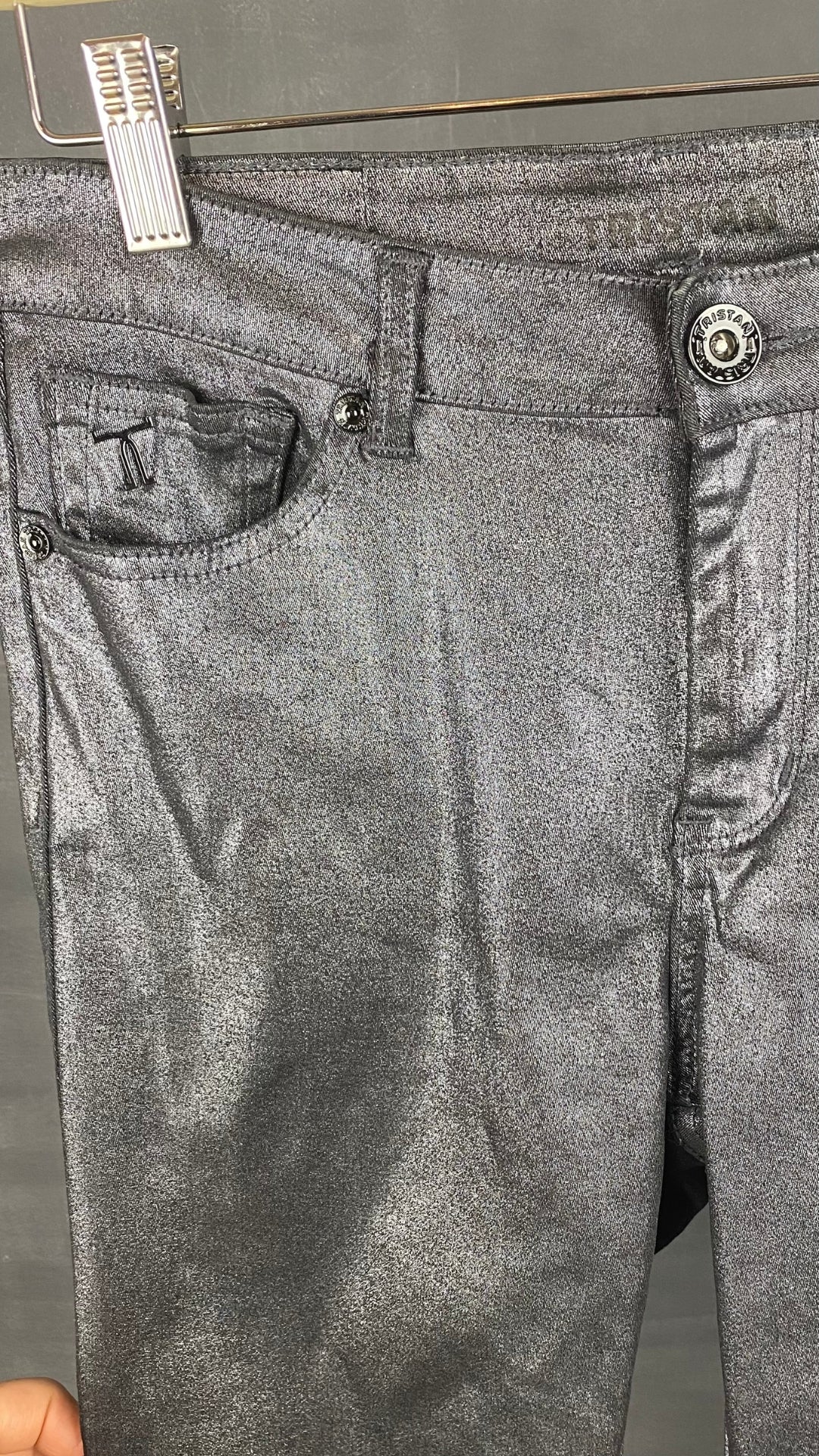 Pantalon Tristan festif et argenté, vue de près de la poche et taille.
