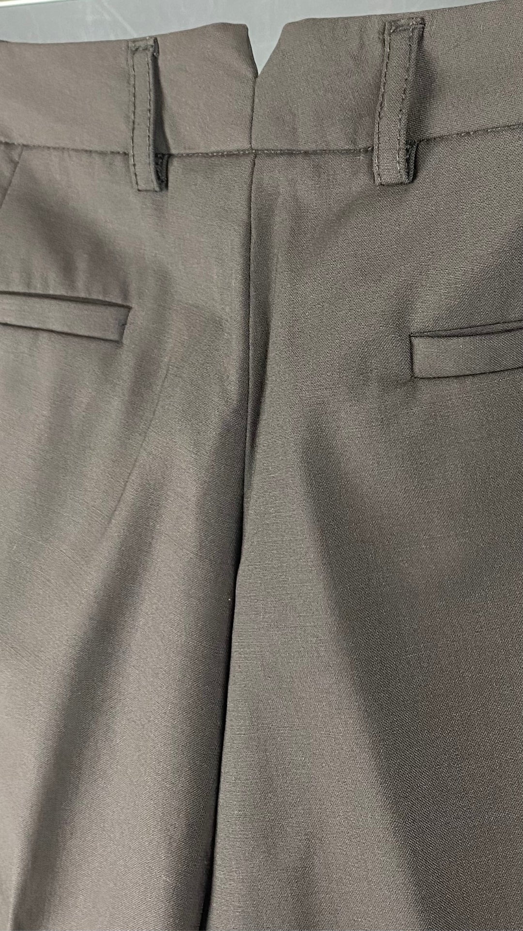 Pantalon Theory noir en très fin lainage, vue de près de dos.