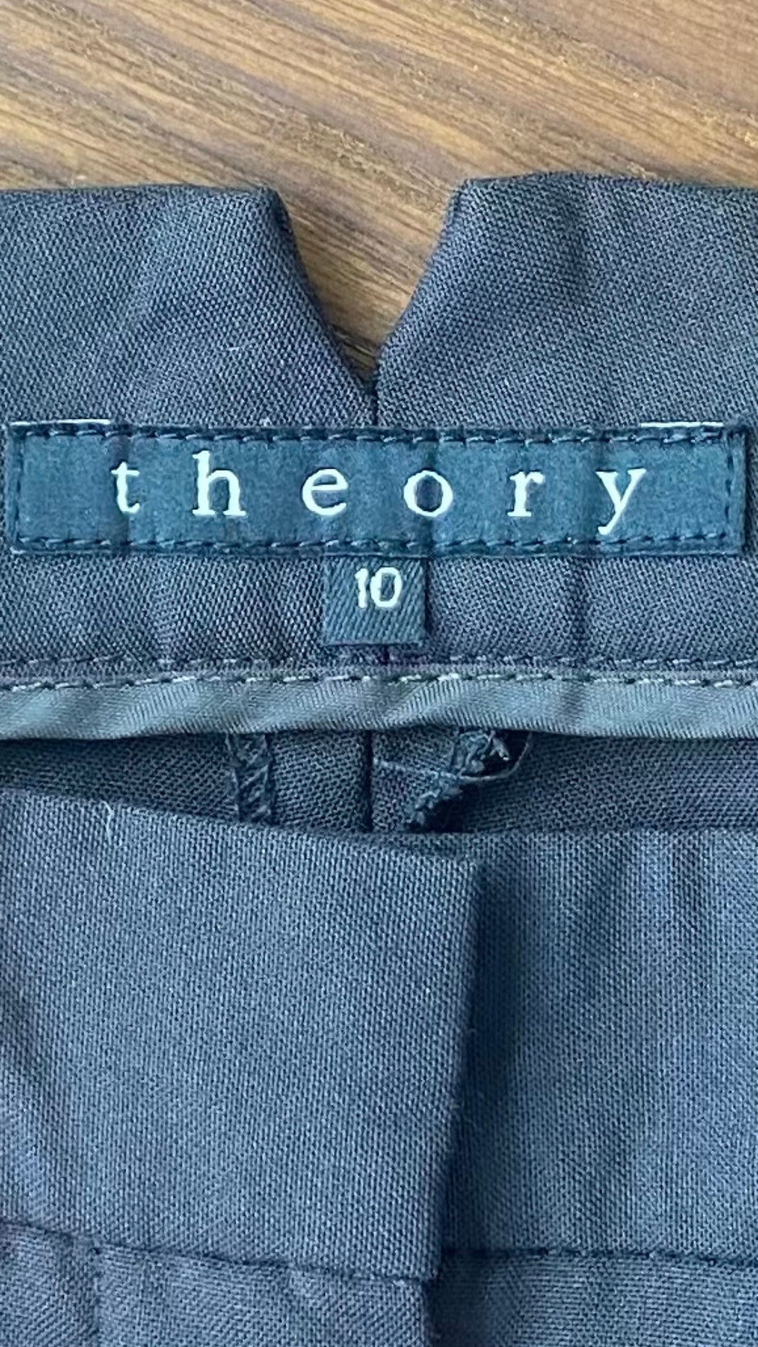 Pantalon Theory noir en très fin lainage, vue de l'étiquette de marque et taille.