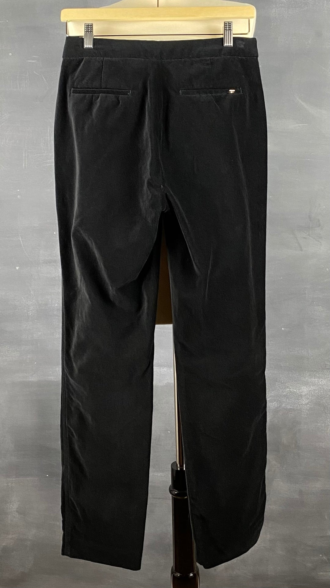Pantalon en velours classique mais qui peut être très festif selon l'agencement. Vue de dos.