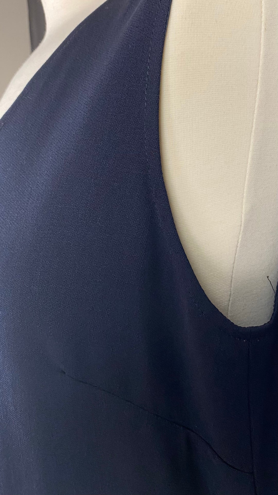 Robe classique vintage Tristan & Iseut, marine en lainage fin. Vue de la pince de poitrine.