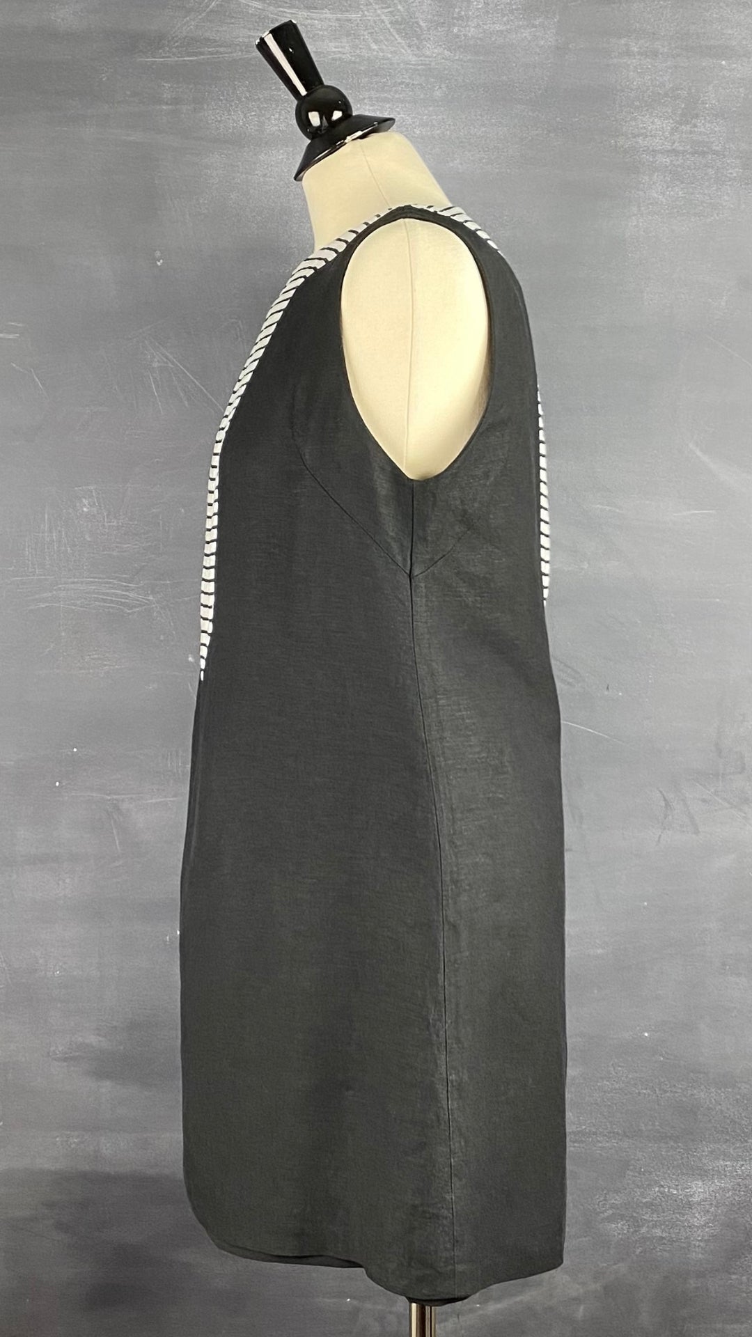 Robe Eve Gravel, fabriquée au Québec. Sa coupe droite et son tissu en mélange de lin en feront la robe parfaite pour toutes les occasions. Vue de côté.