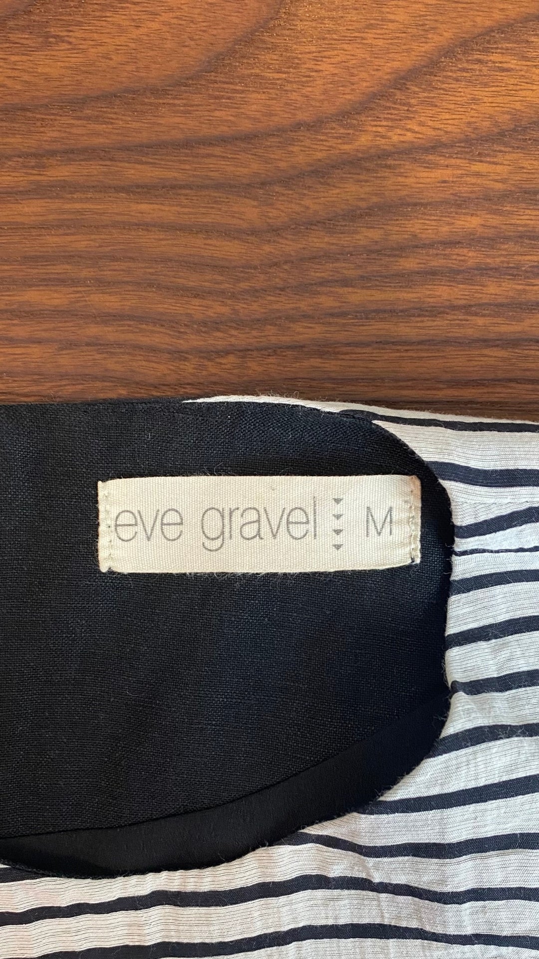Robe Eve Gravel, fabriquée au Québec. Sa coupe droite et son tissu en mélange de lin en feront la robe parfaite pour toutes les occasions. Vue de l'étiquette de marque et taille..