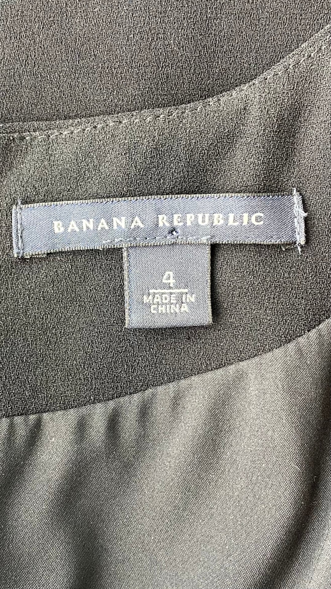 Robe noire parfaite Banana Republic. Vue de l'étiquette de marque et taille.