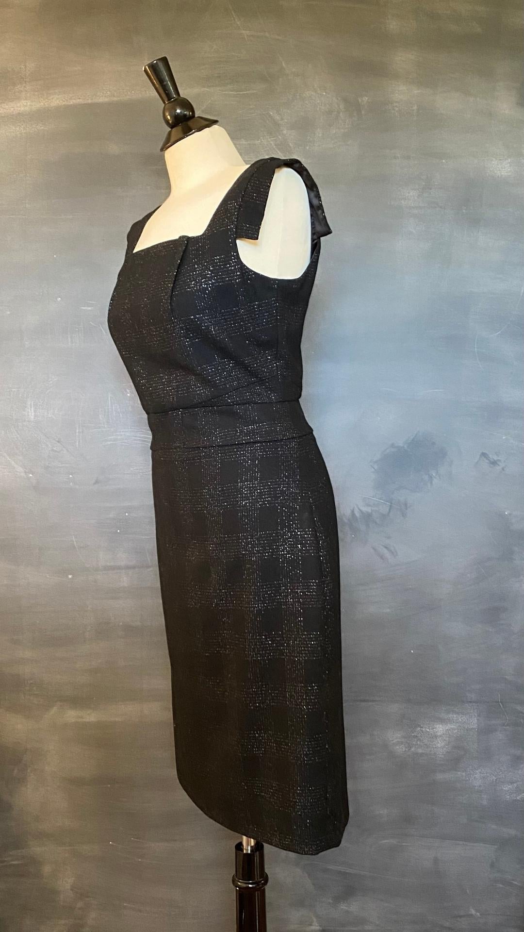 Superbe robe noire scintillante, parfaite pour le temps des fêtes et toutes les occasions où tu veux briller. Vue de côté.