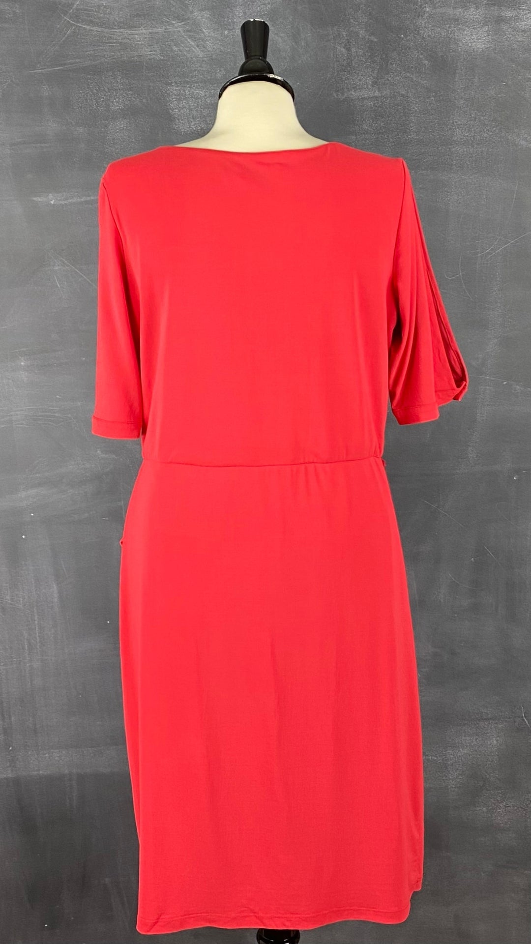 Robe rouge extensible de style portefeuille de la marque québécoise Iris Setlakwe. Magnifique coupe et superbe robe classique. Vue de dos.