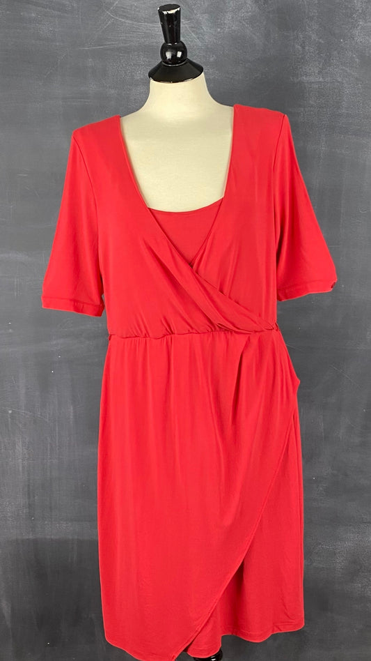 Robe rouge extensible de style portefeuille de la marque québécoise Iris Setlakwe. Magnifique coupe et superbe robe classique. Vue de face.