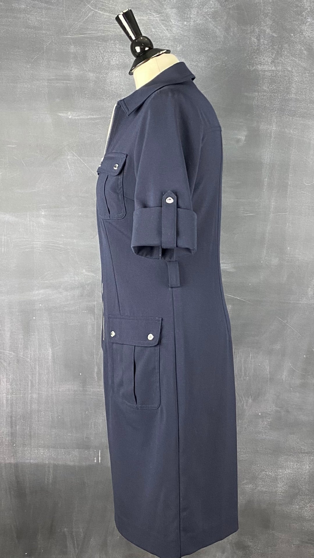 Robe utilitaire marine Michael Kors. Polyvalente et facile à agencer, cette robe est une base de la garde-robe. Vue de côté.